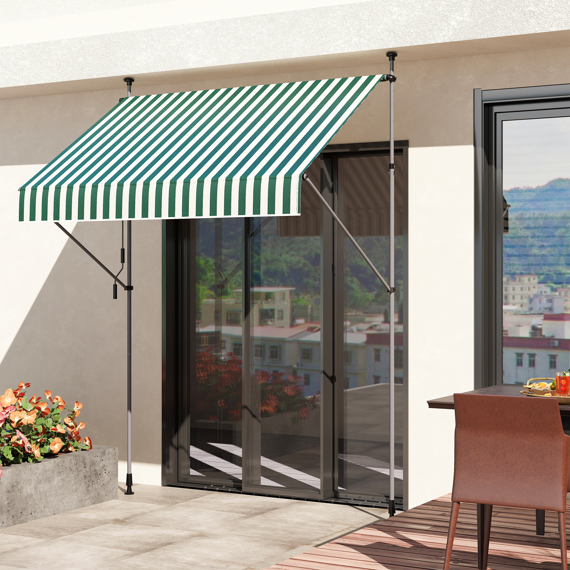 Tendalino a righe verdi e bianche sopra una porta a vetri su un balcone con fiori e mobili.