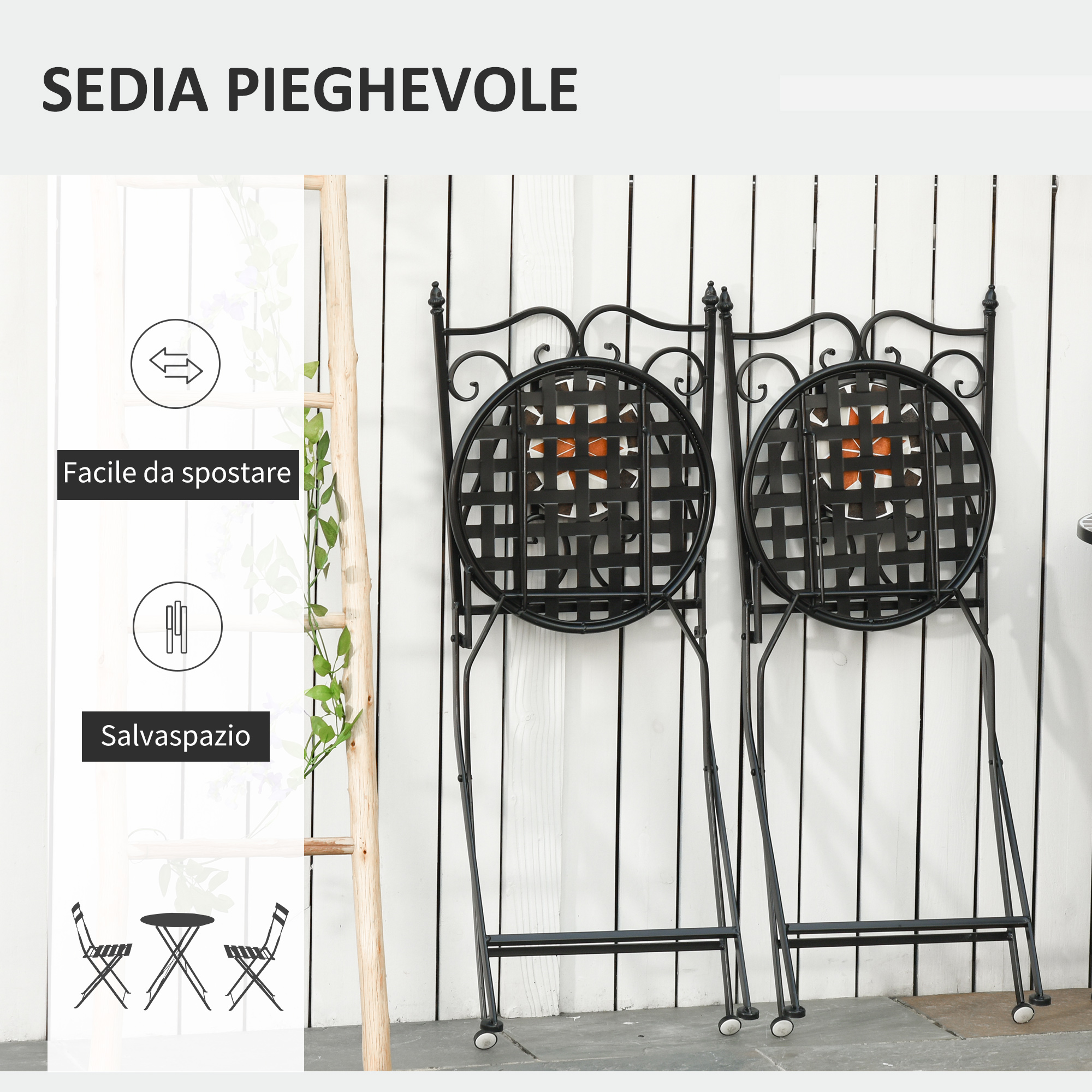 Due sedie pieghevoli nere con sedute rotonde intrecciate stanno su un muro di legno bianco.