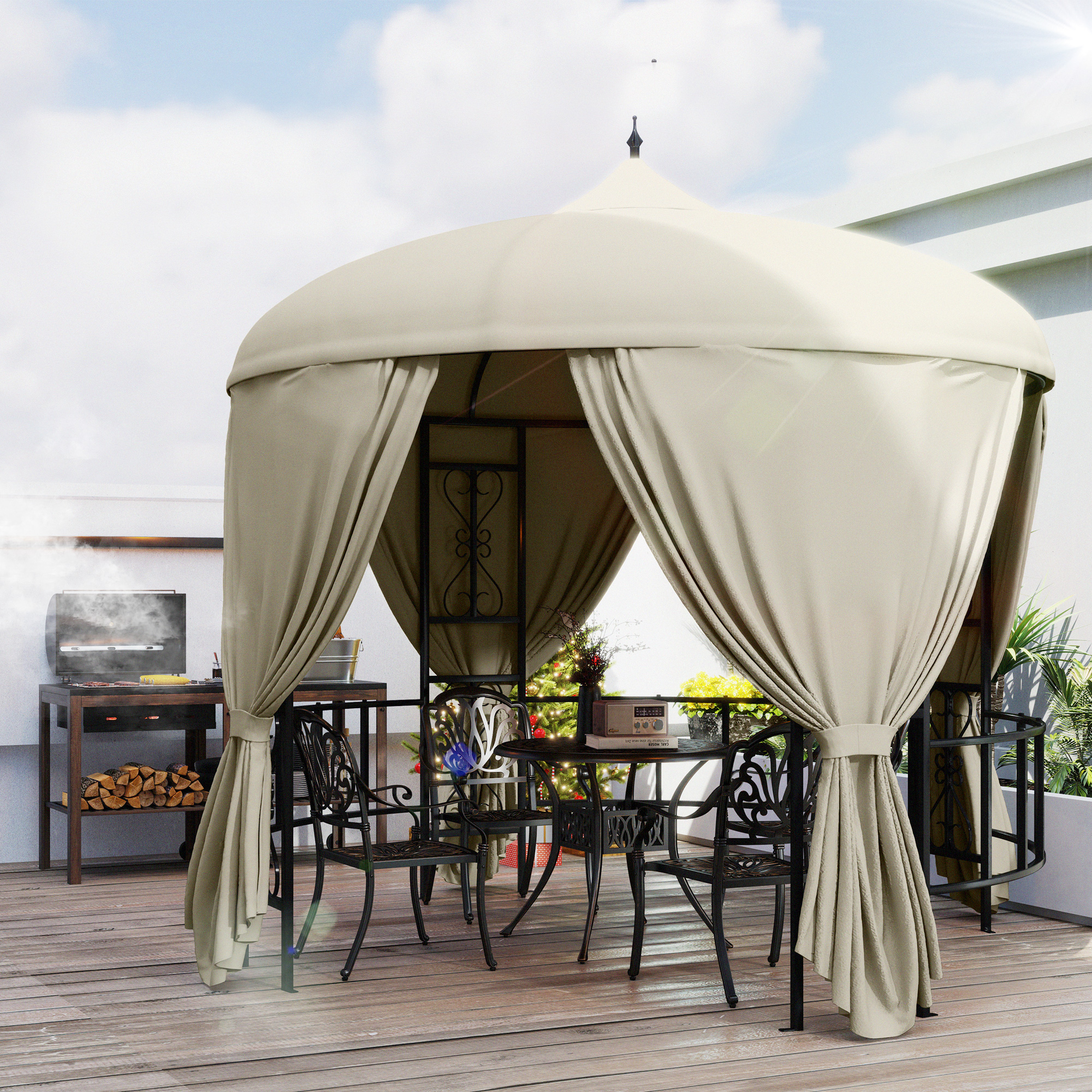 Una tettoia a gazebo beige con tende sopra tavolo e sedie, griglia e catasta di legna.