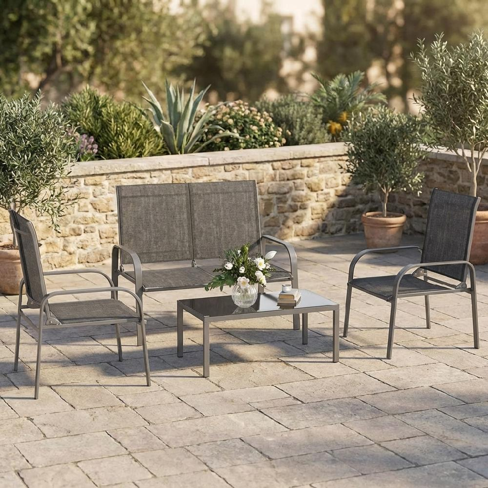Set moderno di mobili da esterno grigi con divano, due sedie e tavolino su patio in pietra.