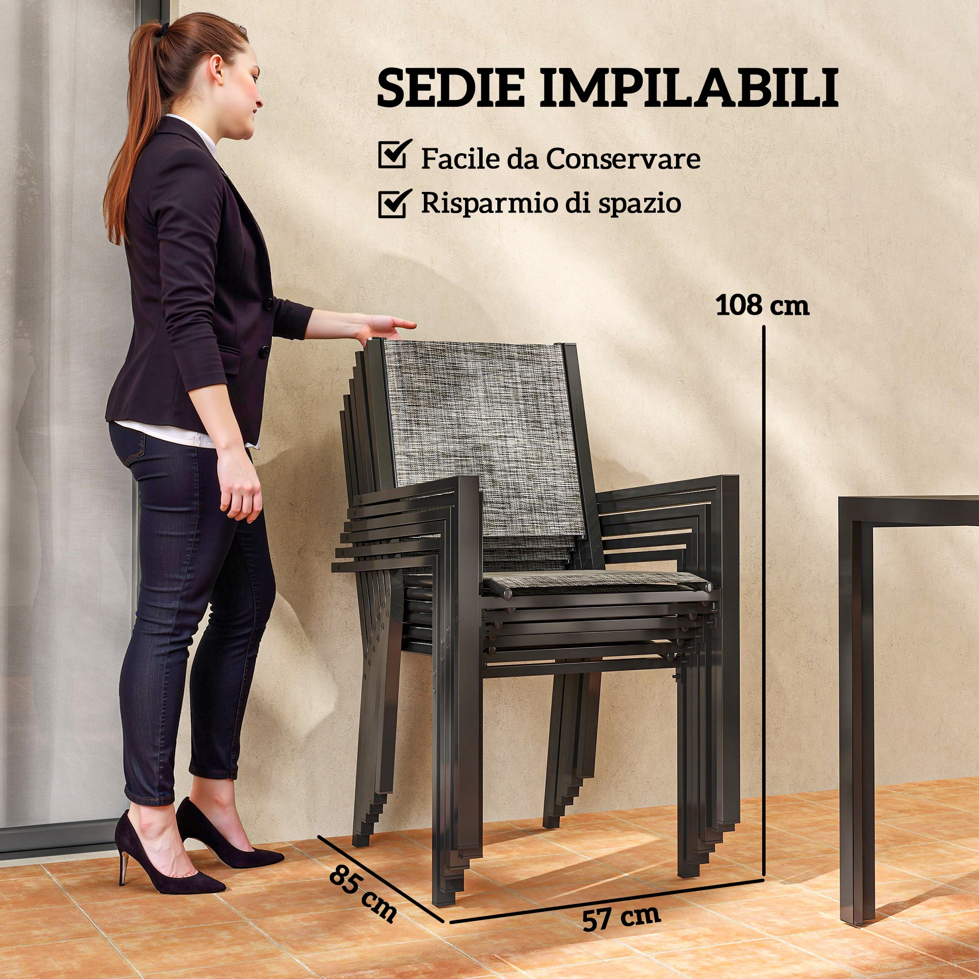 Una donna indica sedie impilabili. Dimensioni: 108x85x57 cm.