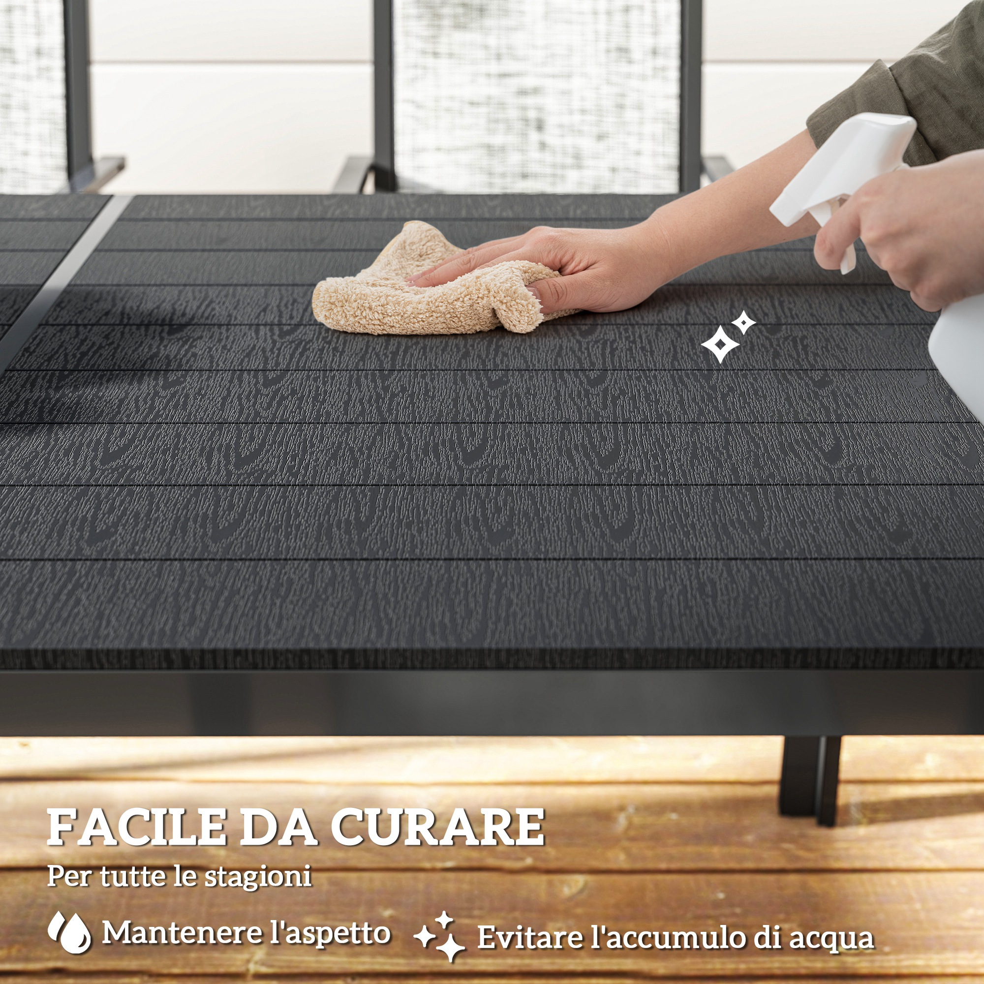 Una mano pulisce un piano tavolo scuro con un panno e uno spruzzino.