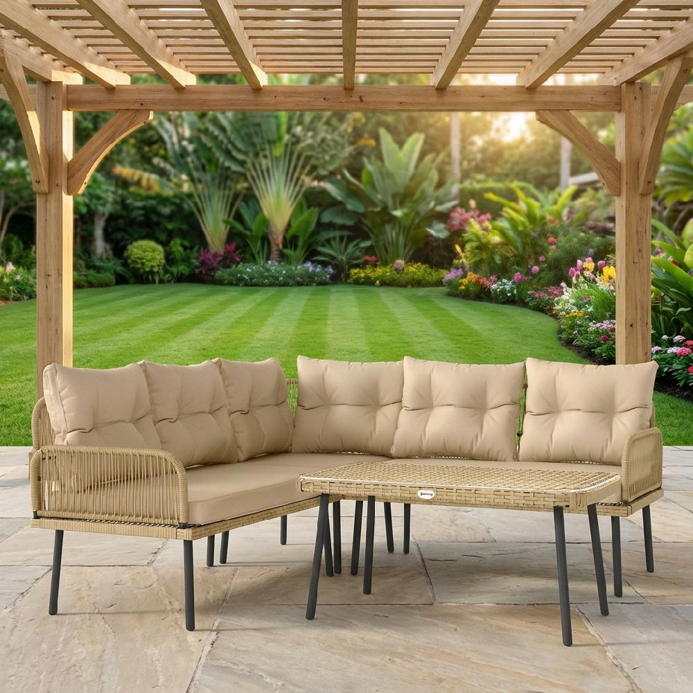 Un divano componibile beige e tavolo sotto un pergolato in legno su un patio in pietra, con giardino.