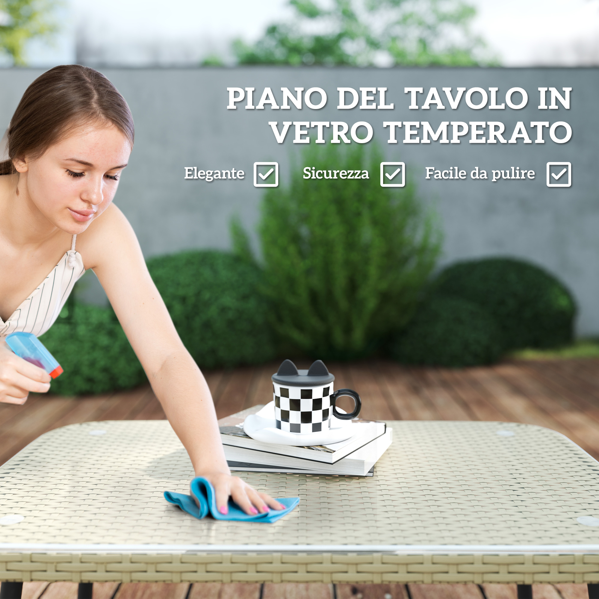 Una donna pulisce un tavolo all'aperto con spray detergente e panno blu.