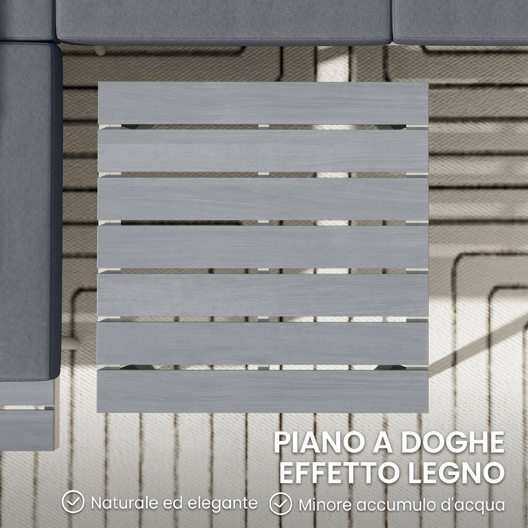 Tavolo grigio in legno a doghe su pavimento in legno chiaro accanto a cuscini del divano scuro.