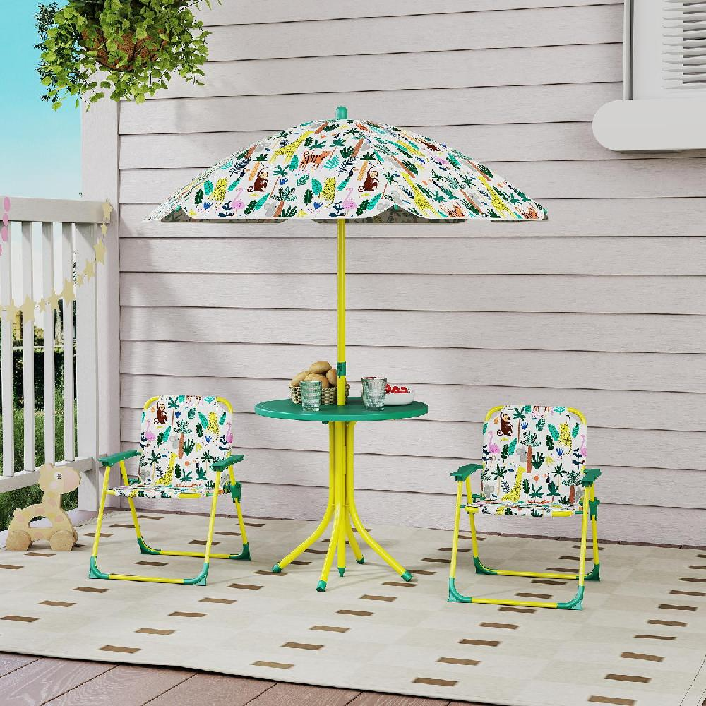 Tavolo e sedie per bambini a tema giungla, ombrellone su un patio.