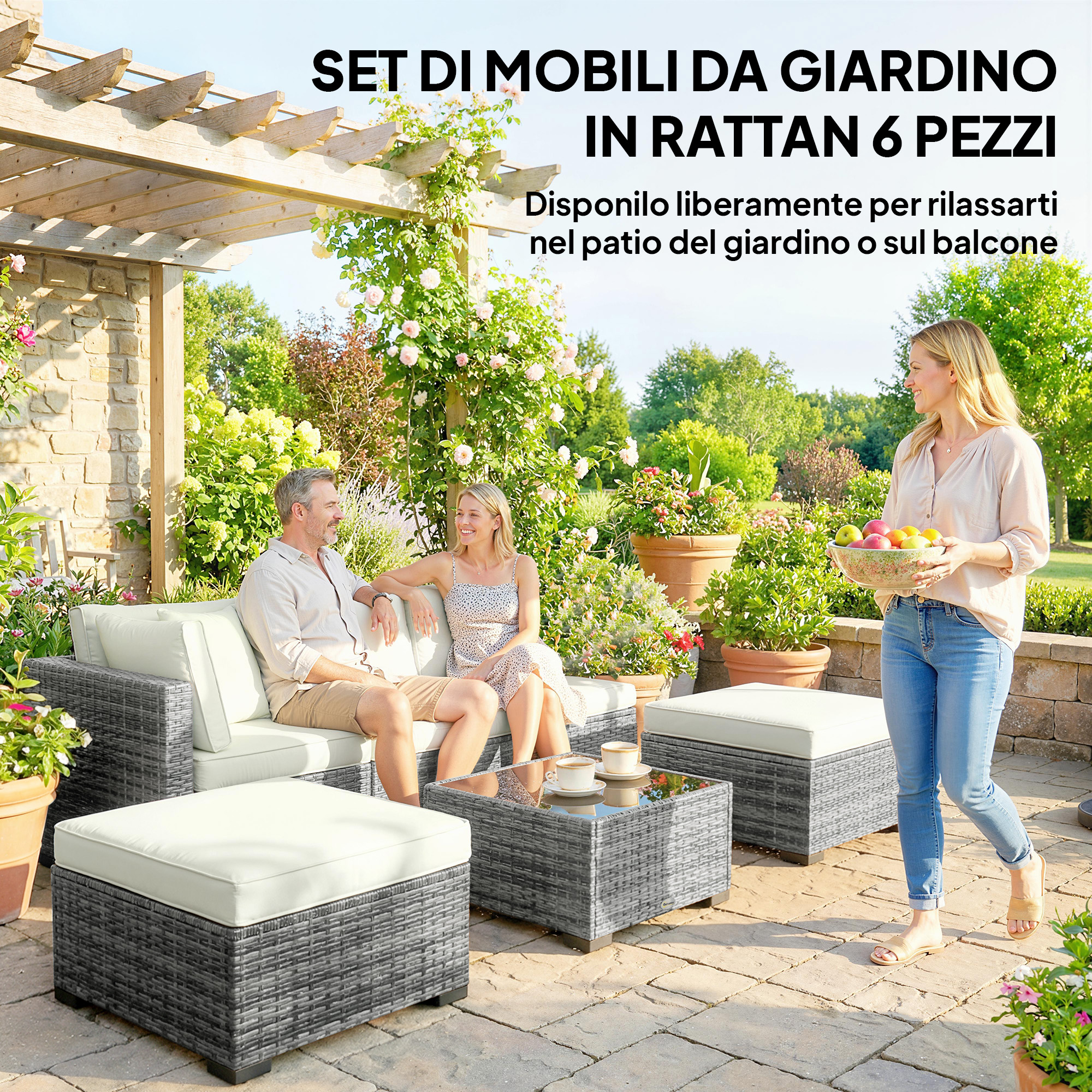 Uomo e donna rilassati su un divano di rattan in giardino. Donna porta una ciotola di frutta.