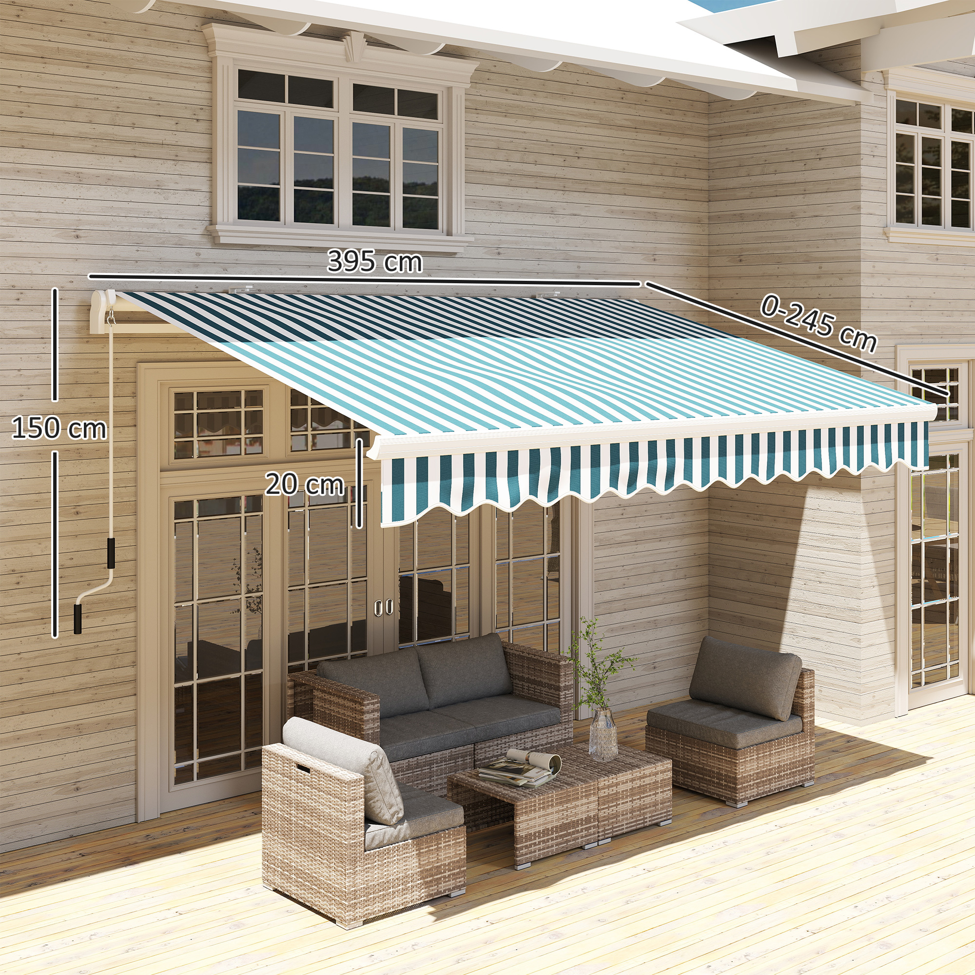 Tenda da sole a righe blu e bianche sopra un'area salotto esterna con mobili in vimini.