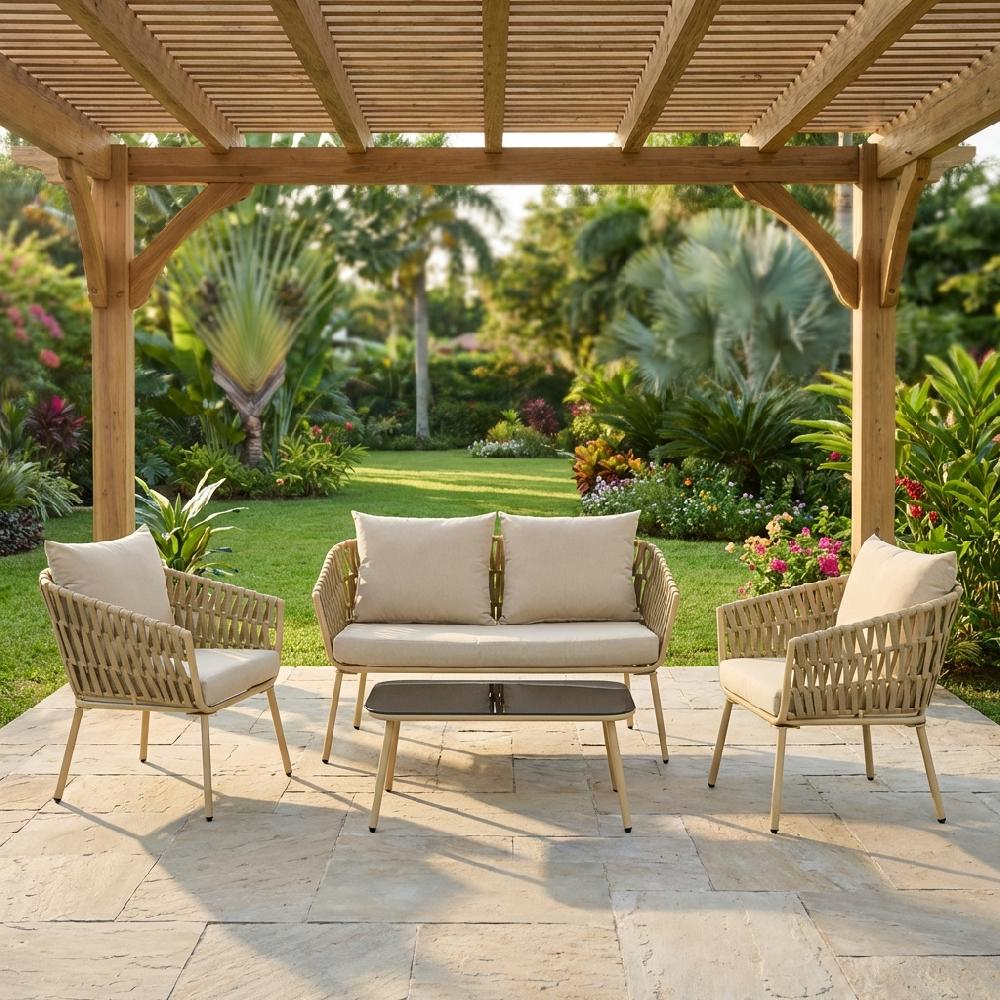 Mobili da esterno intrecciati sotto pergola in legno con giardino fiorito.