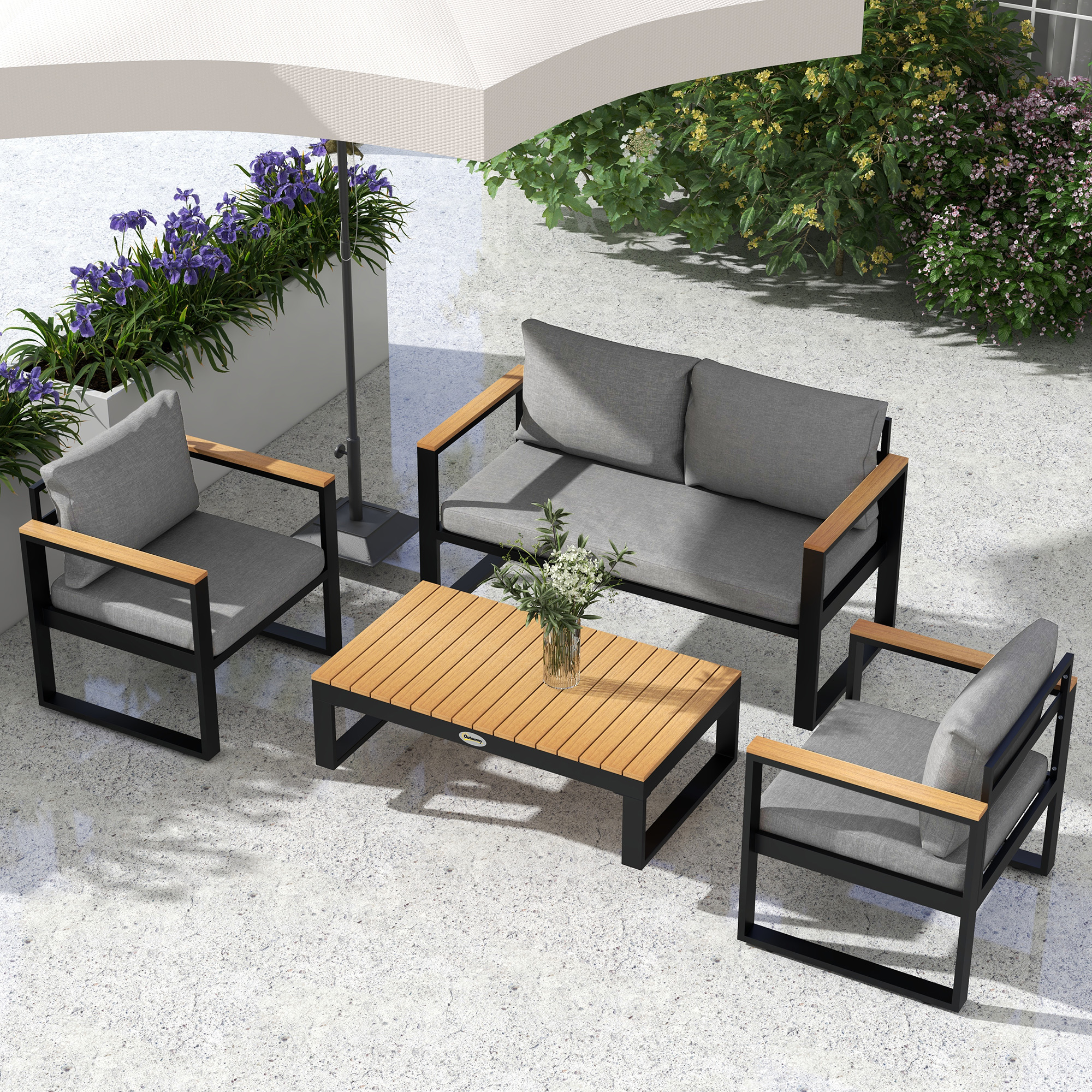 Set di mobili da esterno con divano grigio, due poltrone, tavolino in legno.