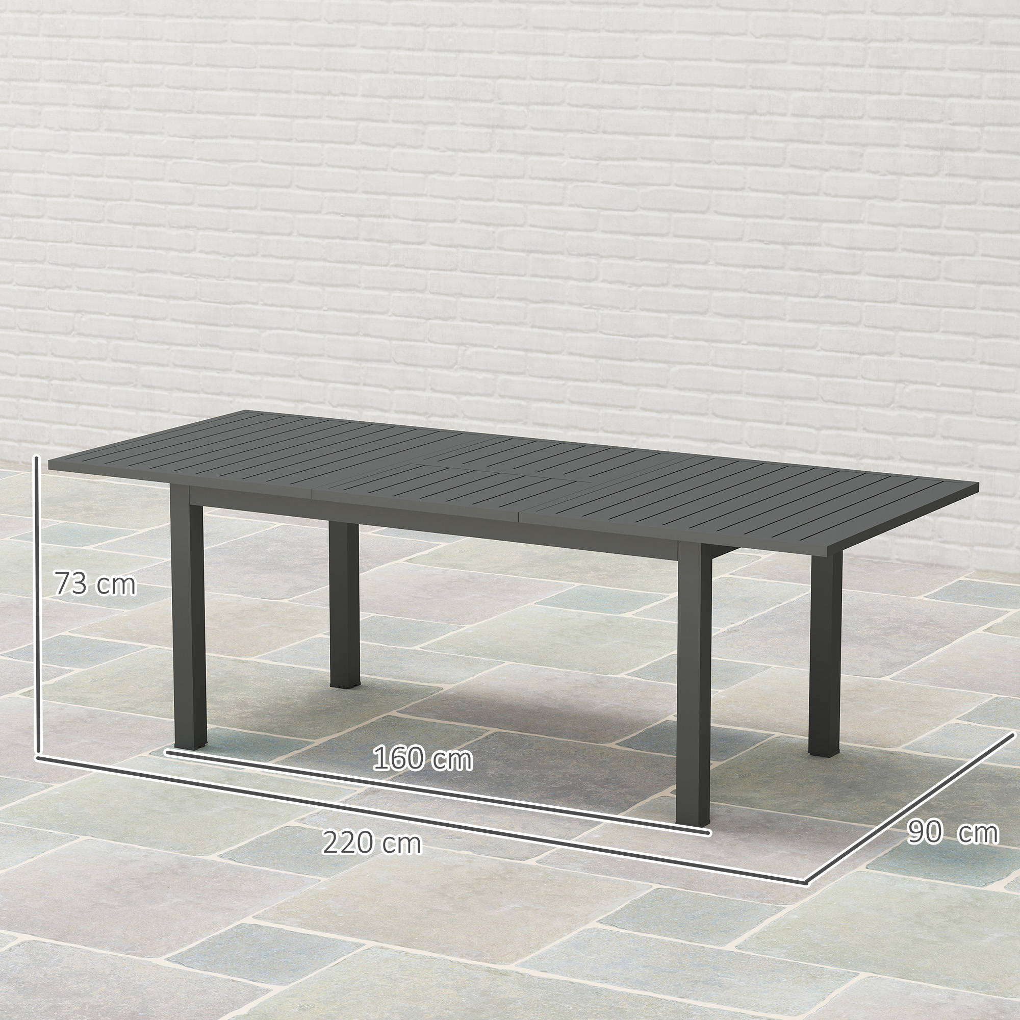 Un tavolo da giardino rettangolare scuro con piano a doghe su un patio pavimentato.