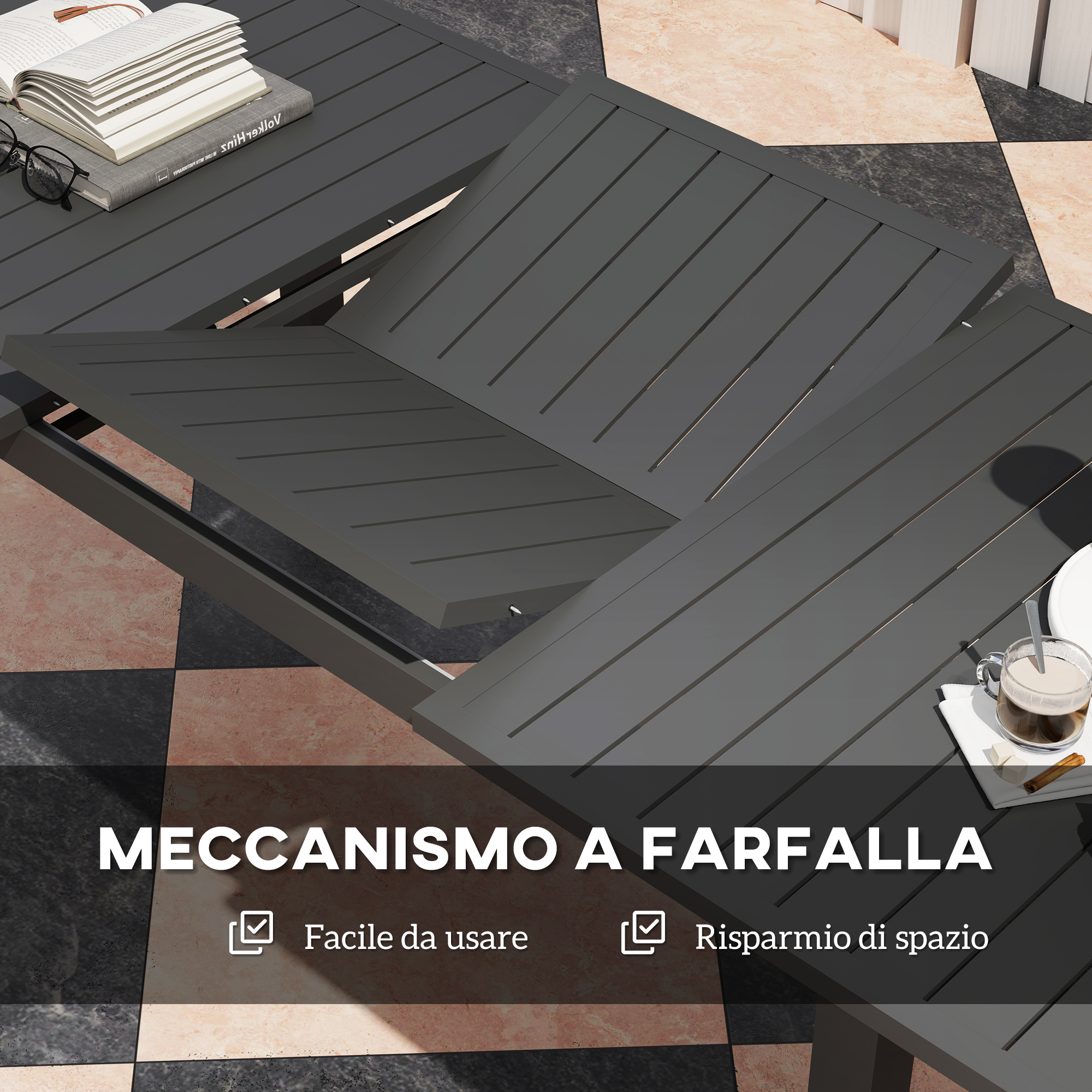 Un tavolo scuro estensibile su pavimento a scacchi con libri, occhiali e caffè.