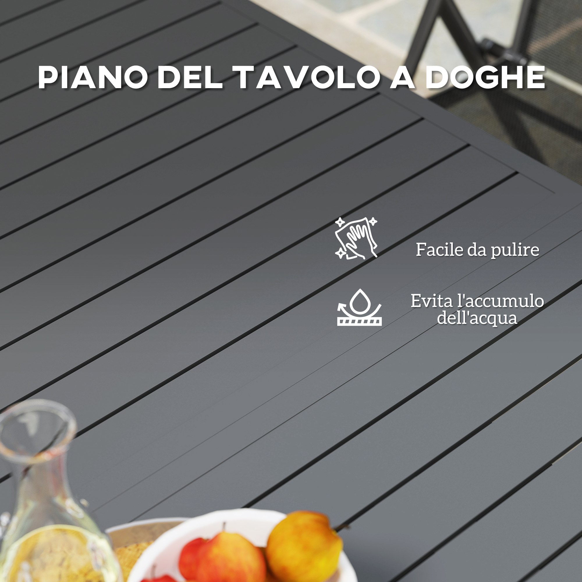 Tavolo grigio a doghe con ciotola di frutta e caraffa.
