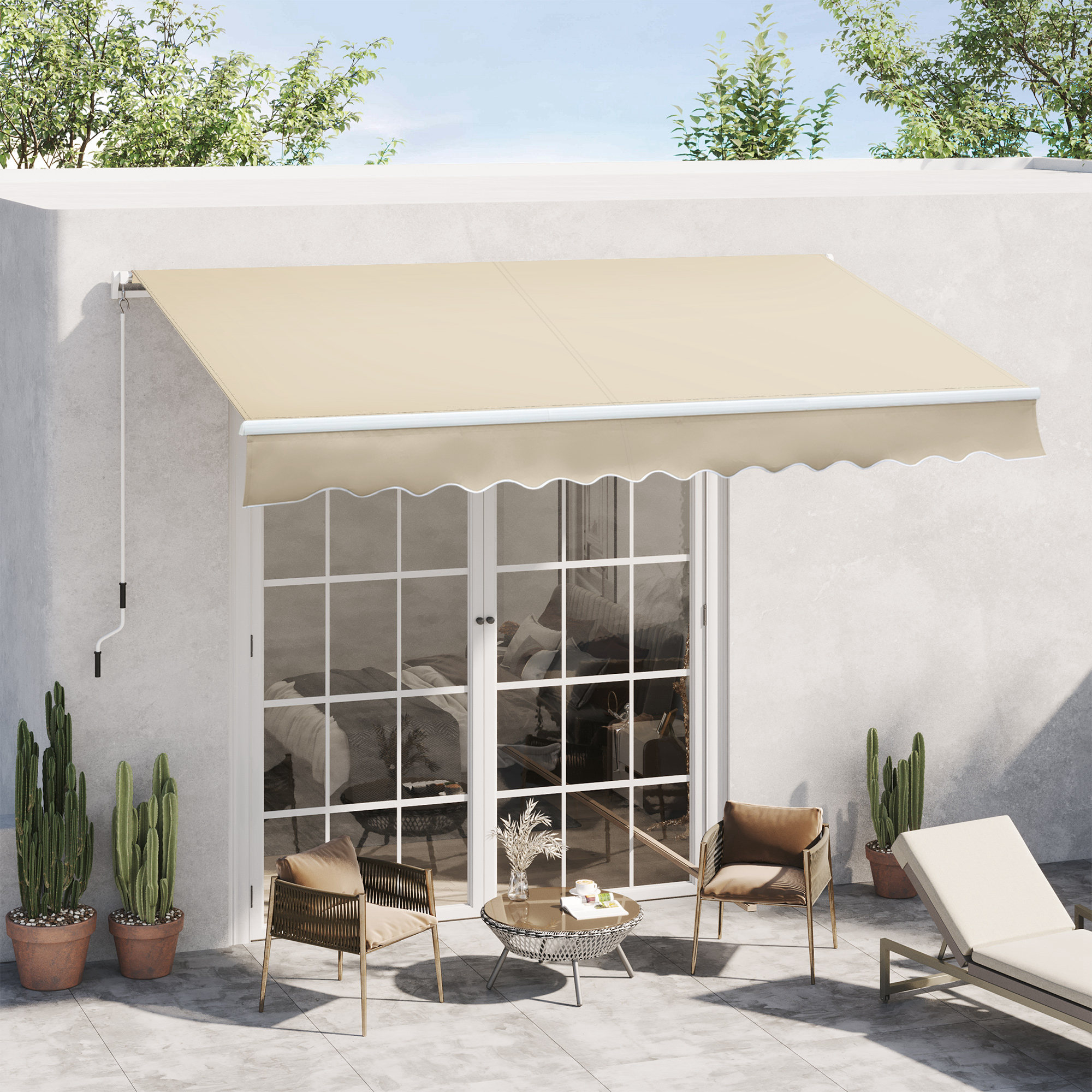 Una tenda da sole beige sopra una porta a vetri, con sedie e cactus.