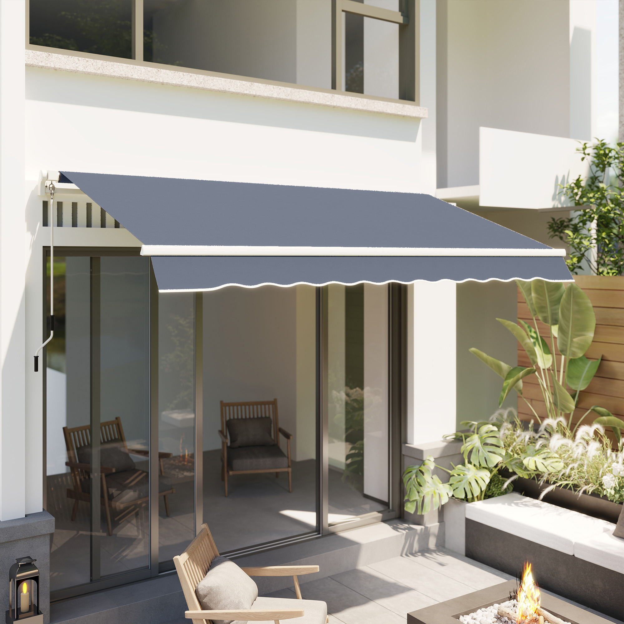 Una tenda da sole grigia si estende su un patio con sedie, braciere e piante.