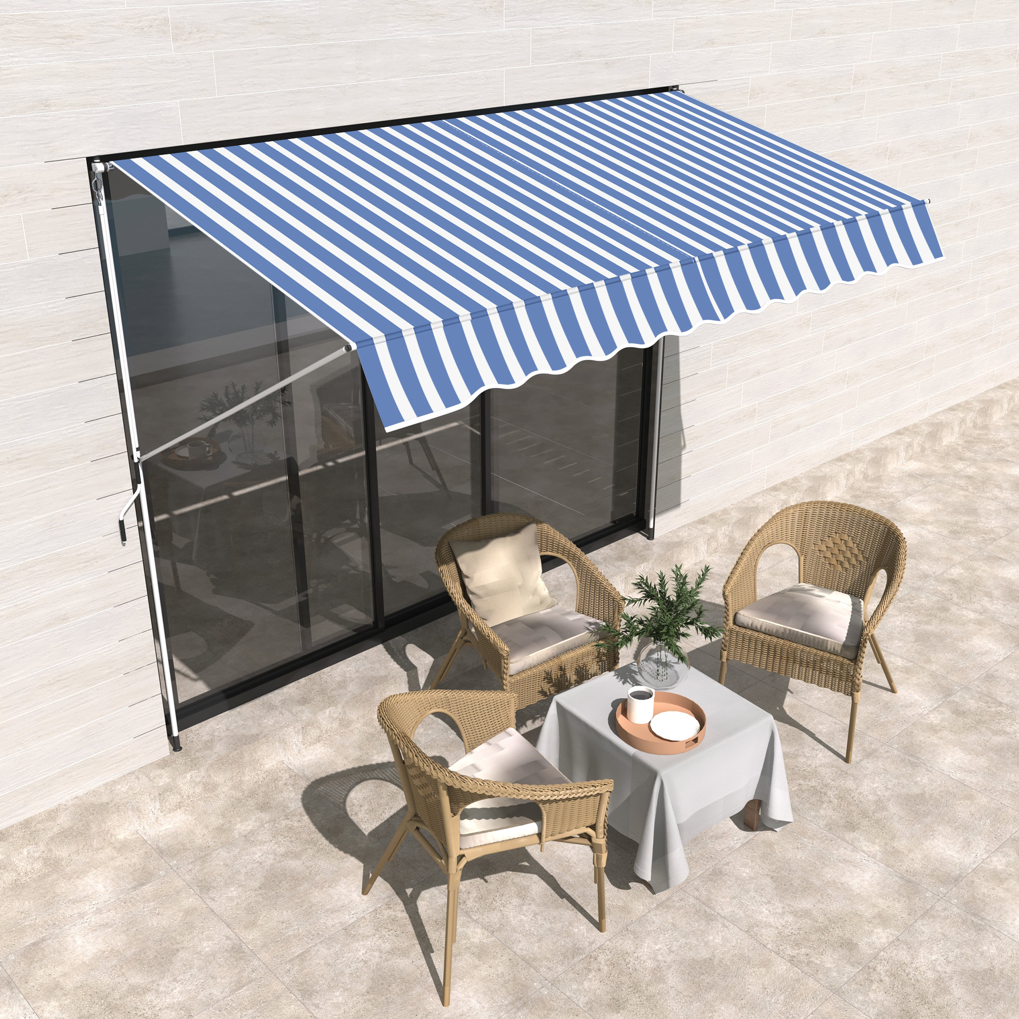 Una tenda a strisce sopra un tavolo con sedie e piante.