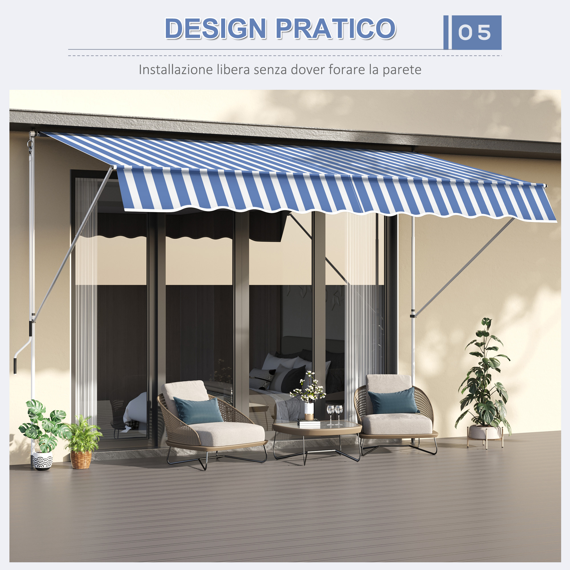Una tenda da sole retrattile a righe blu e bianche sopra due poltrone e un tavolino.