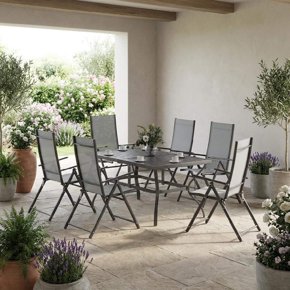 Un set da pranzo da esterno grigio con sei sedie, tazze e decorazioni floreali.