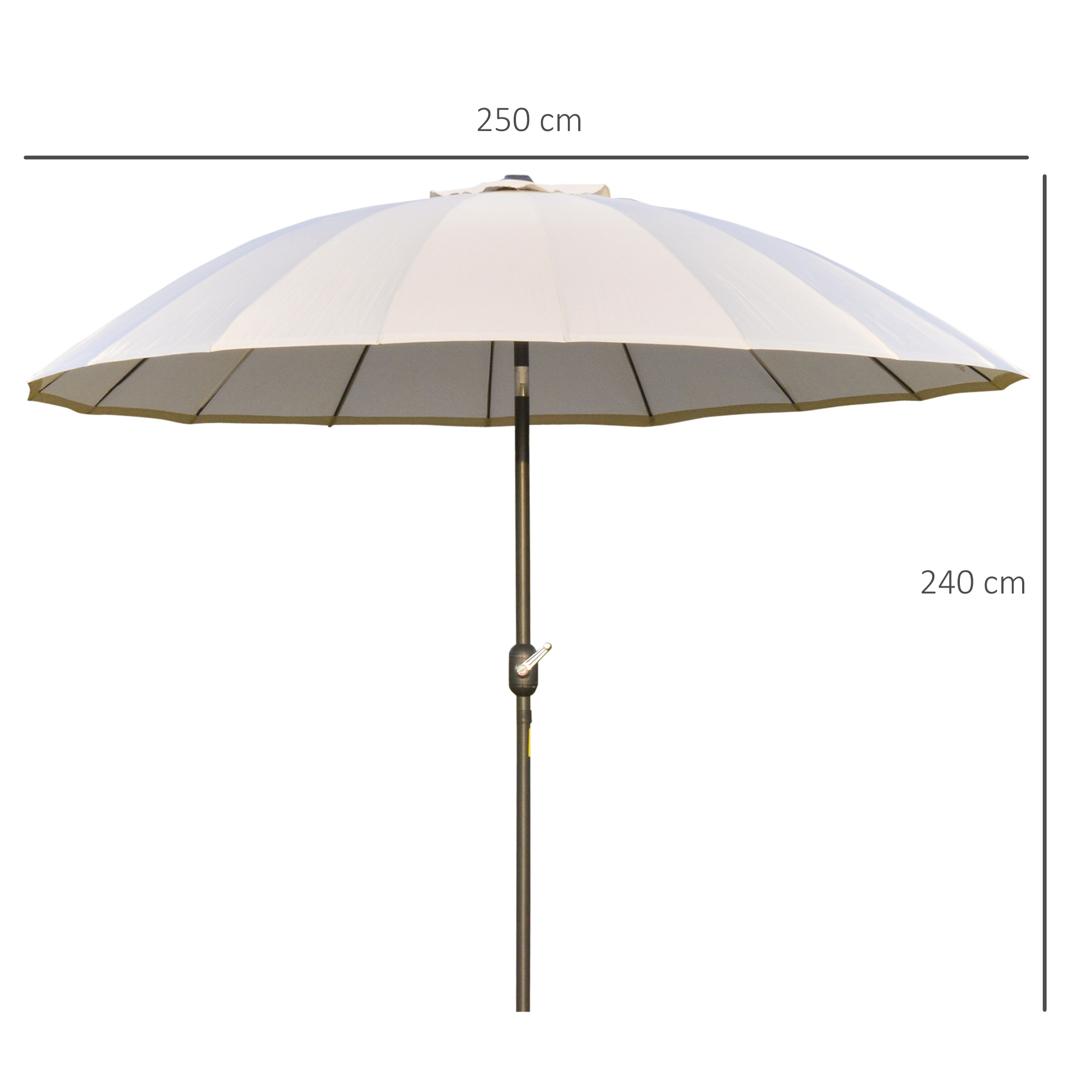 Un ombrellone color crema, largo 250 cm e alto 240 cm, con palo scuro.