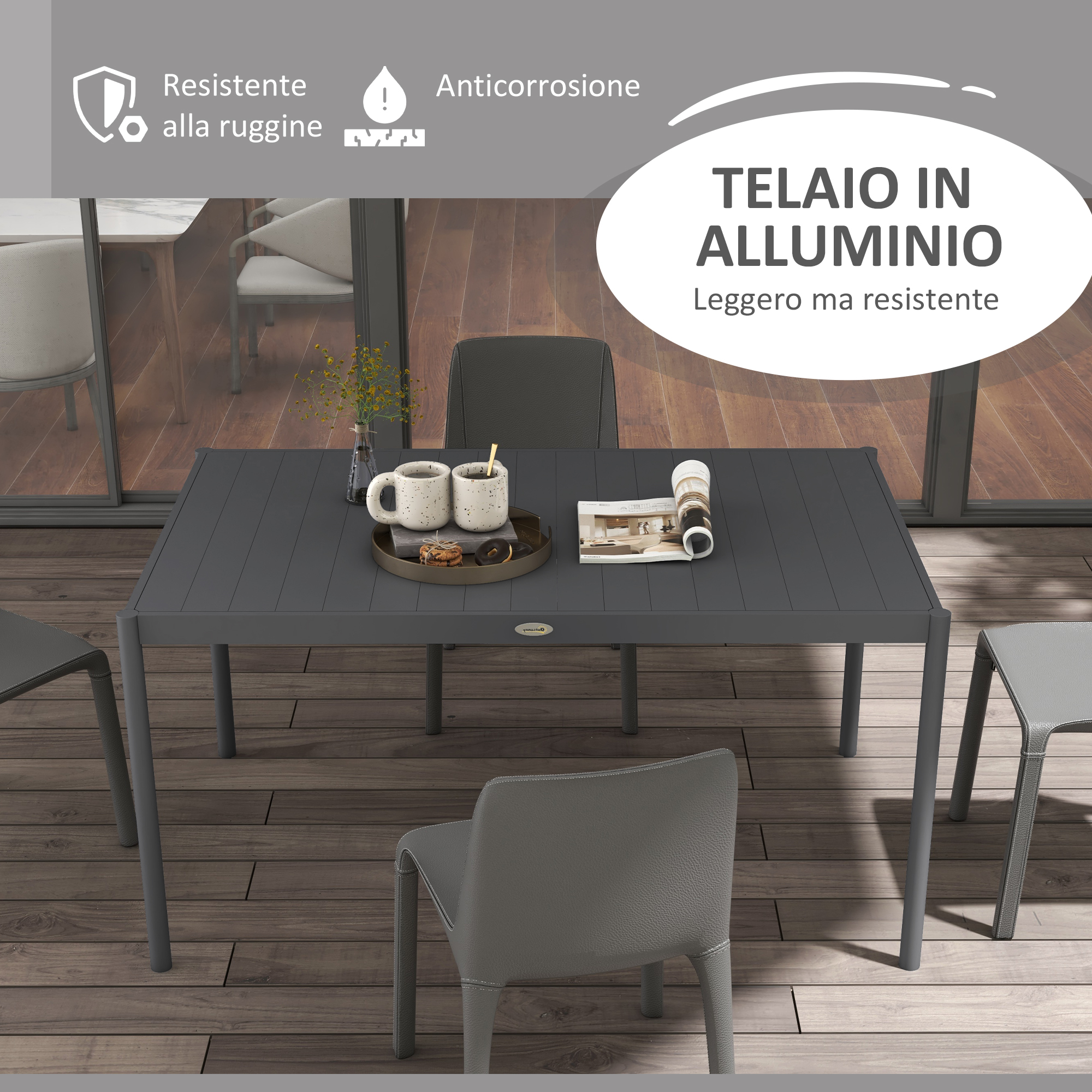 Un tavolo scuro con quattro sedie su un terrazzo in legno.