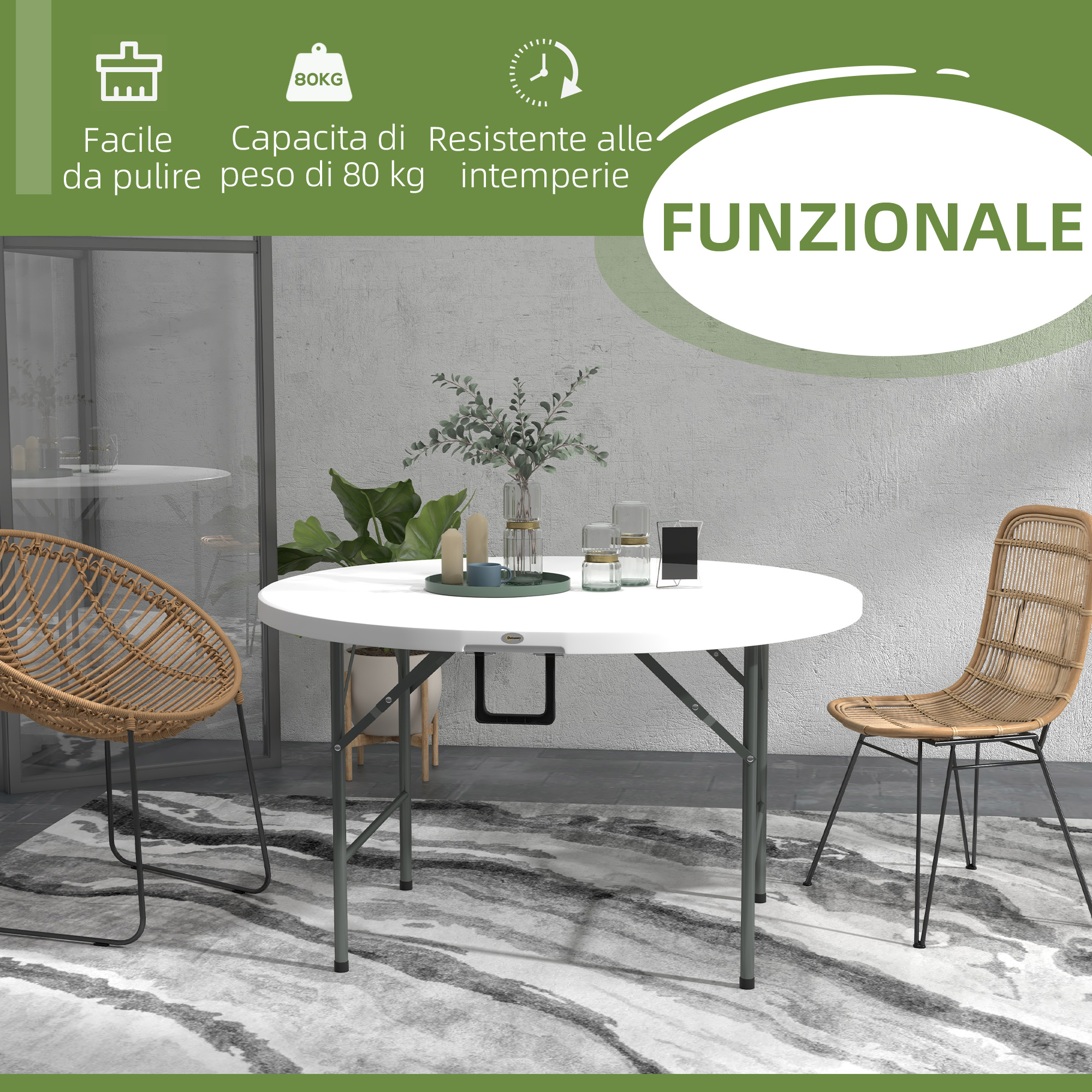Tavolo rotondo con sedie in rattan, decorato con vasi, candele e una pianta.