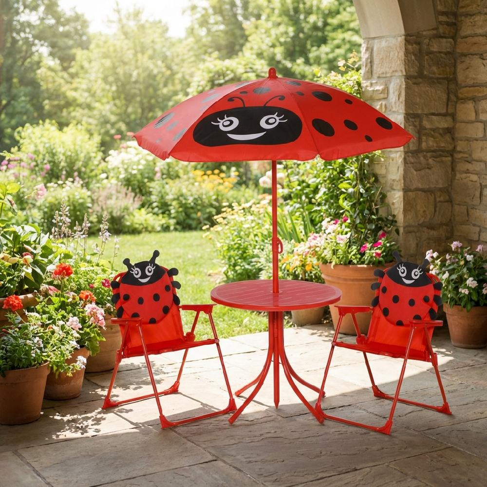 Sedie e tavolo rossi da coccinella con ombrellone su un patio circondato da piante.