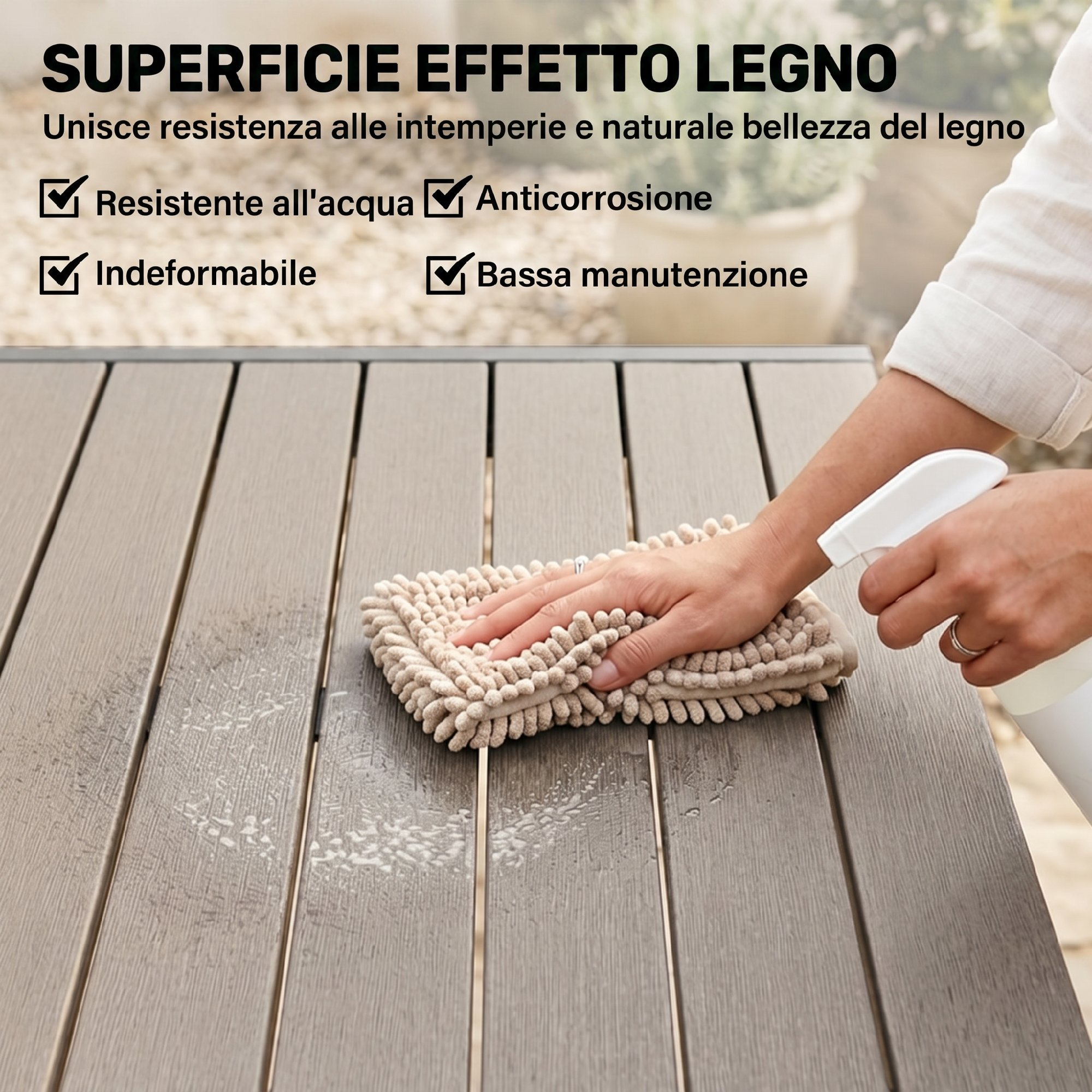 Una mano pulisce una superficie effetto legno marrone con uno spolverino e spray.