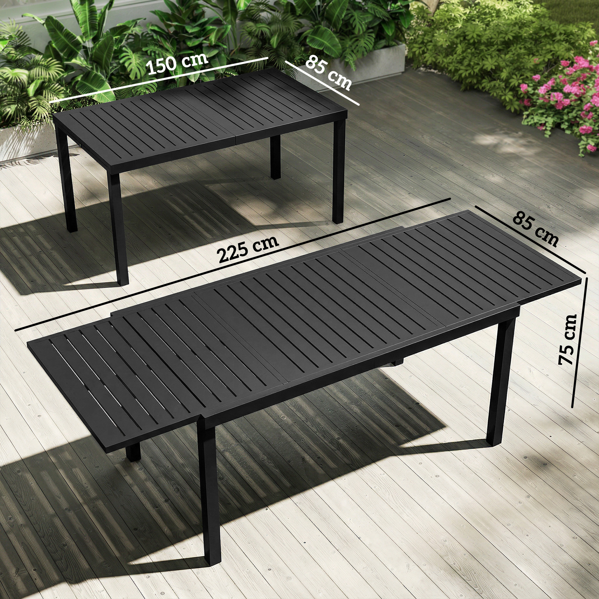 Tavolo estensibile nero su terrazza in legno, dimensioni 225x85x75 cm.