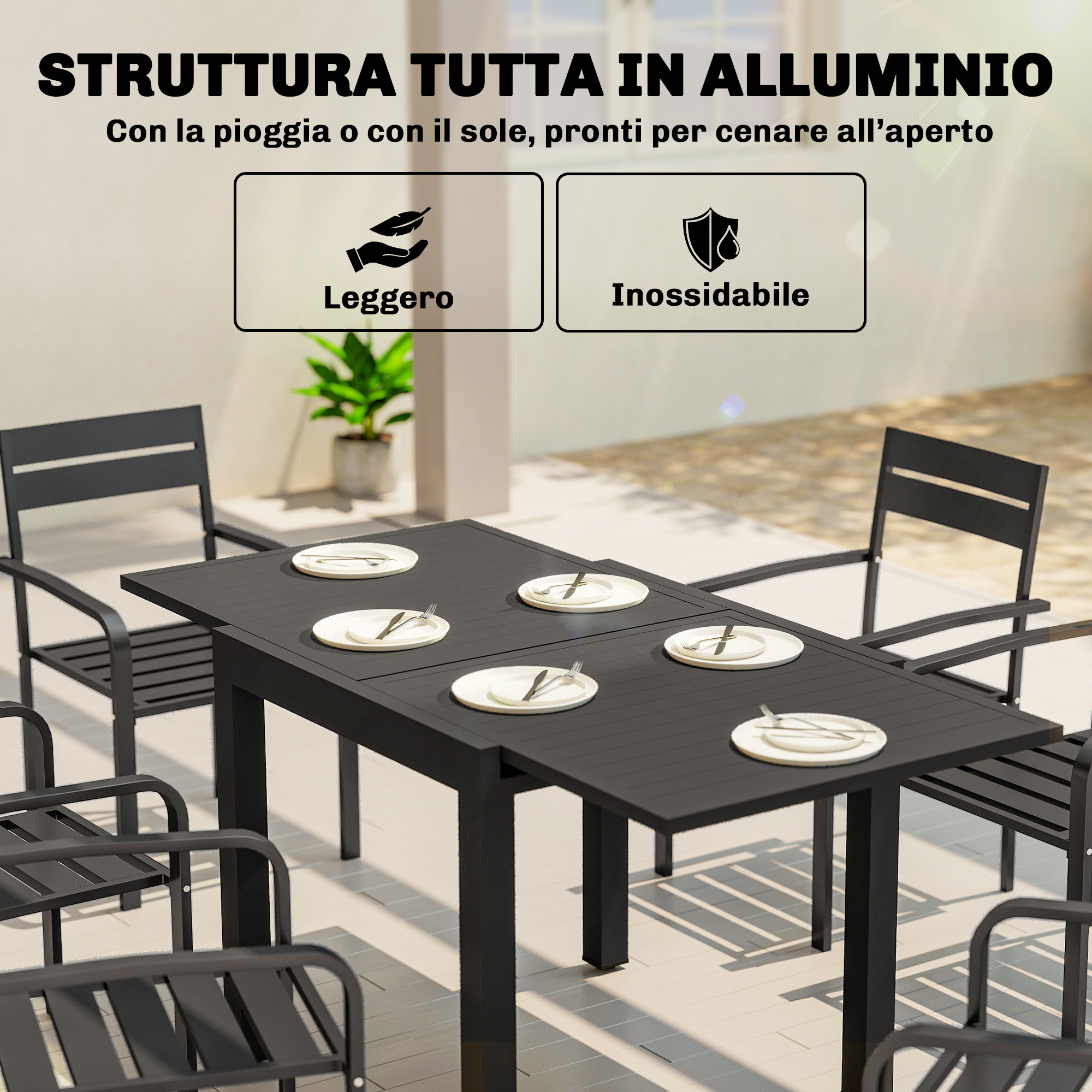 Tavolo da pranzo da esterno nero con sei posti apparecchiati, circondato da sedie.