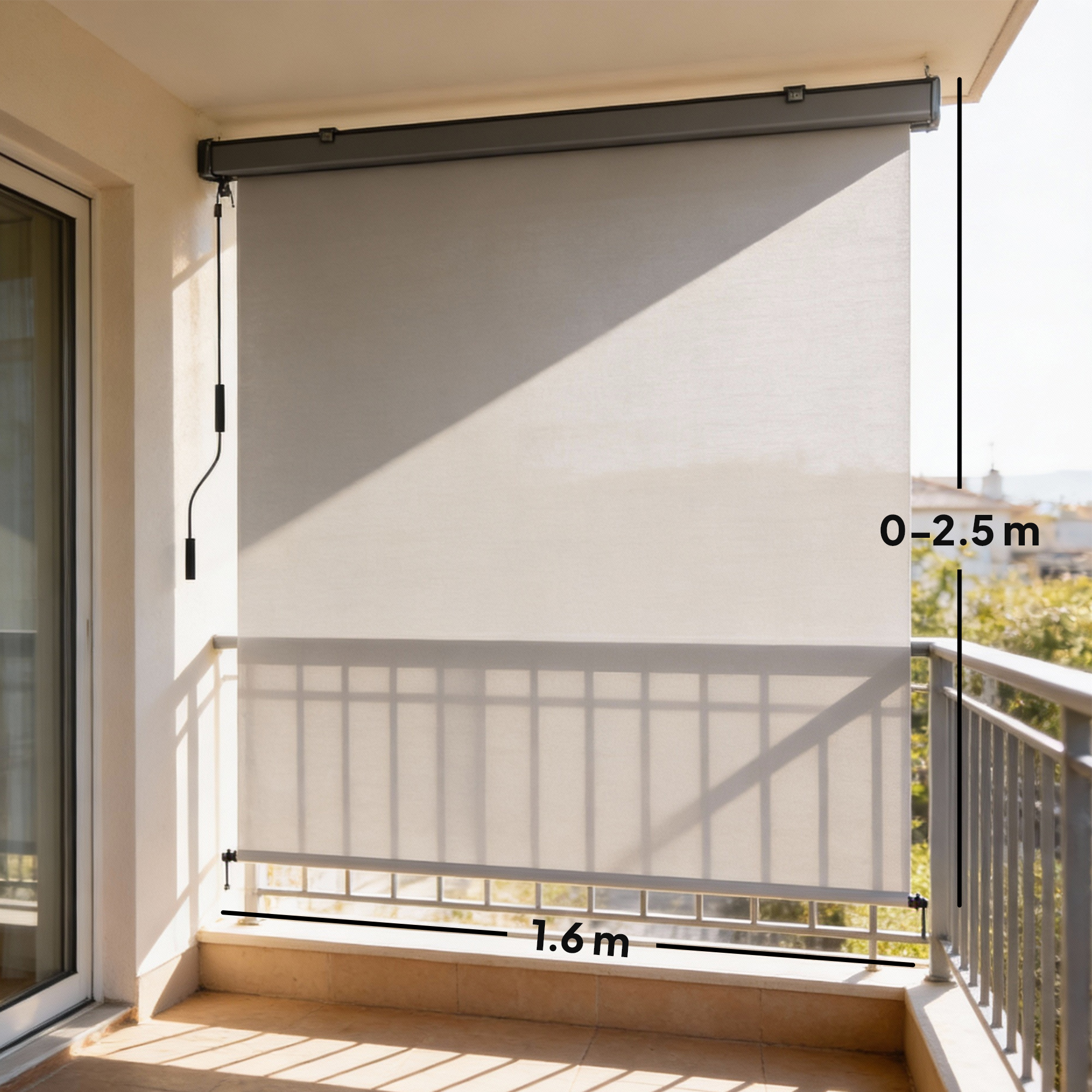 Tenda a rullo grigia su un balcone, larga 1,6m, alta 0-2,5m. Con manovella.