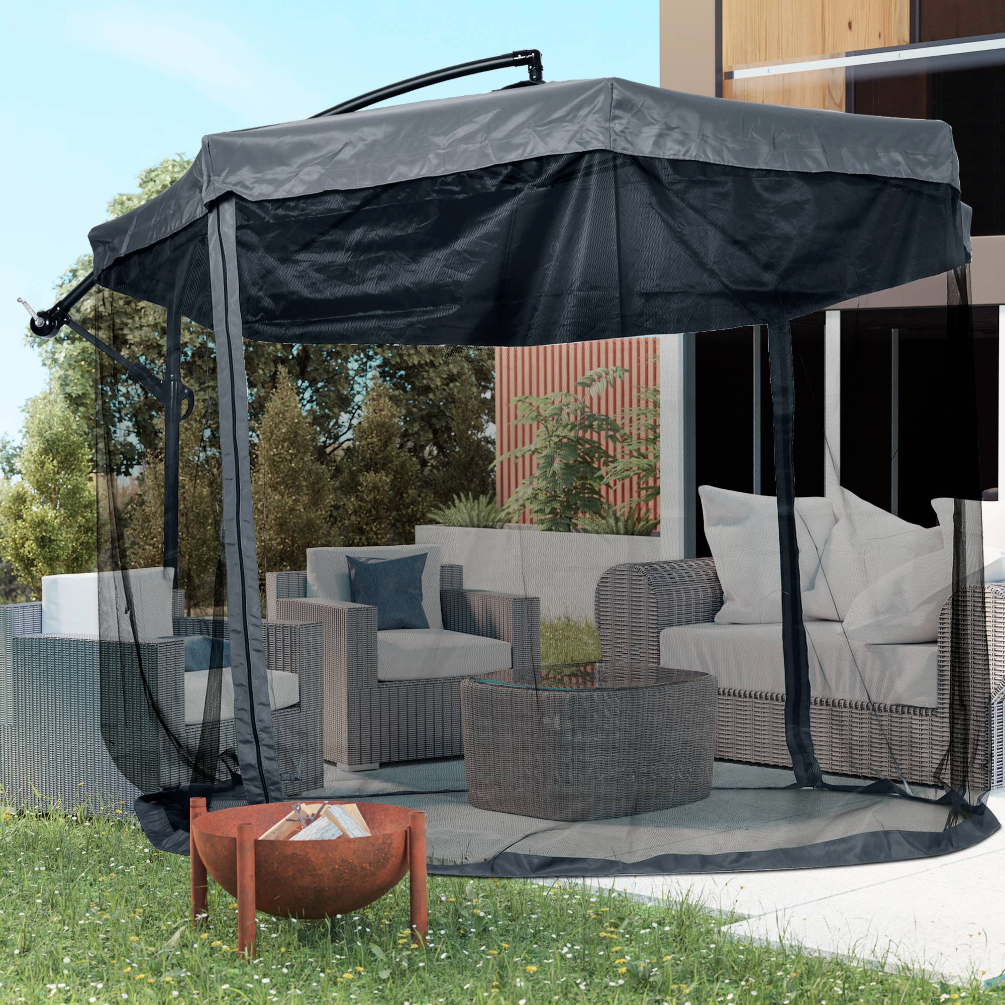 Un gazebo da giardino con zanzariera su mobili in rattan e tavolino.
