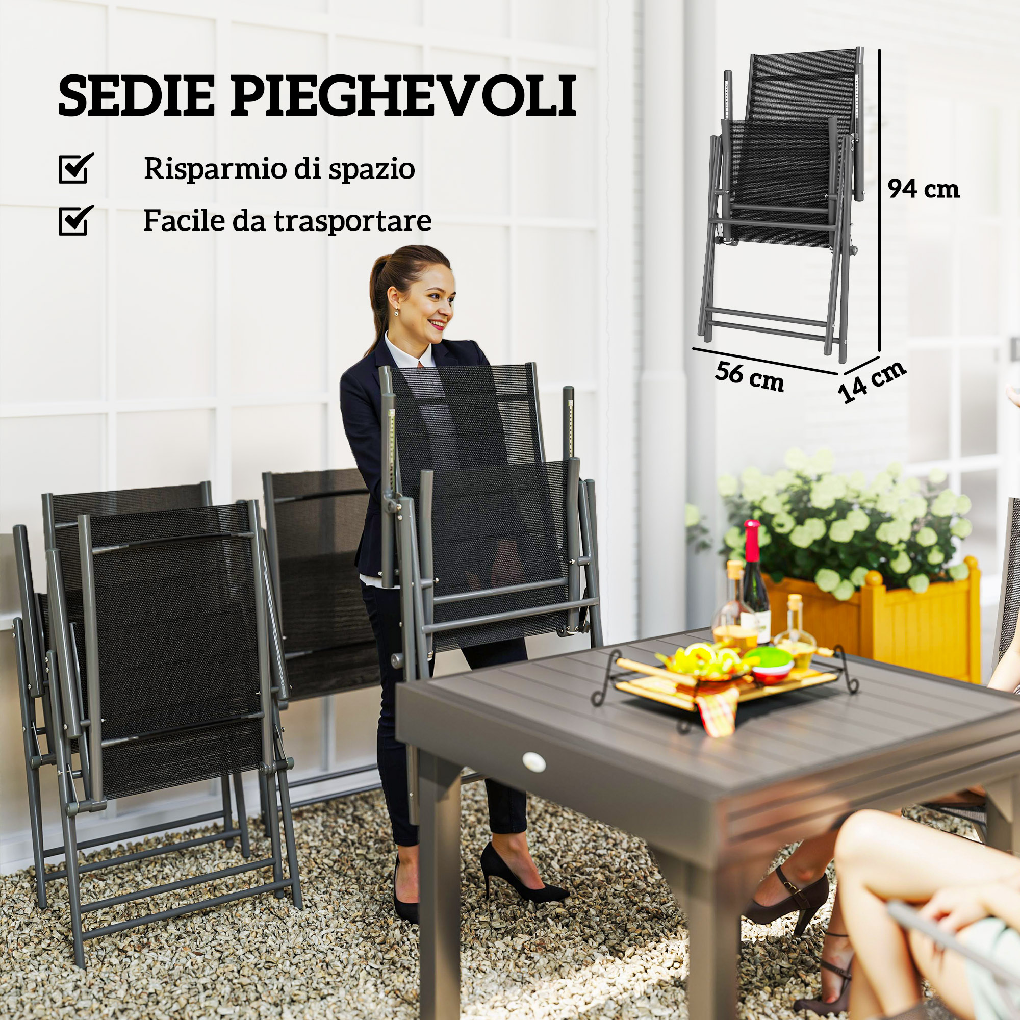 Una donna presenta sedie da giardino pieghevoli nere accanto a un tavolo da esterno.