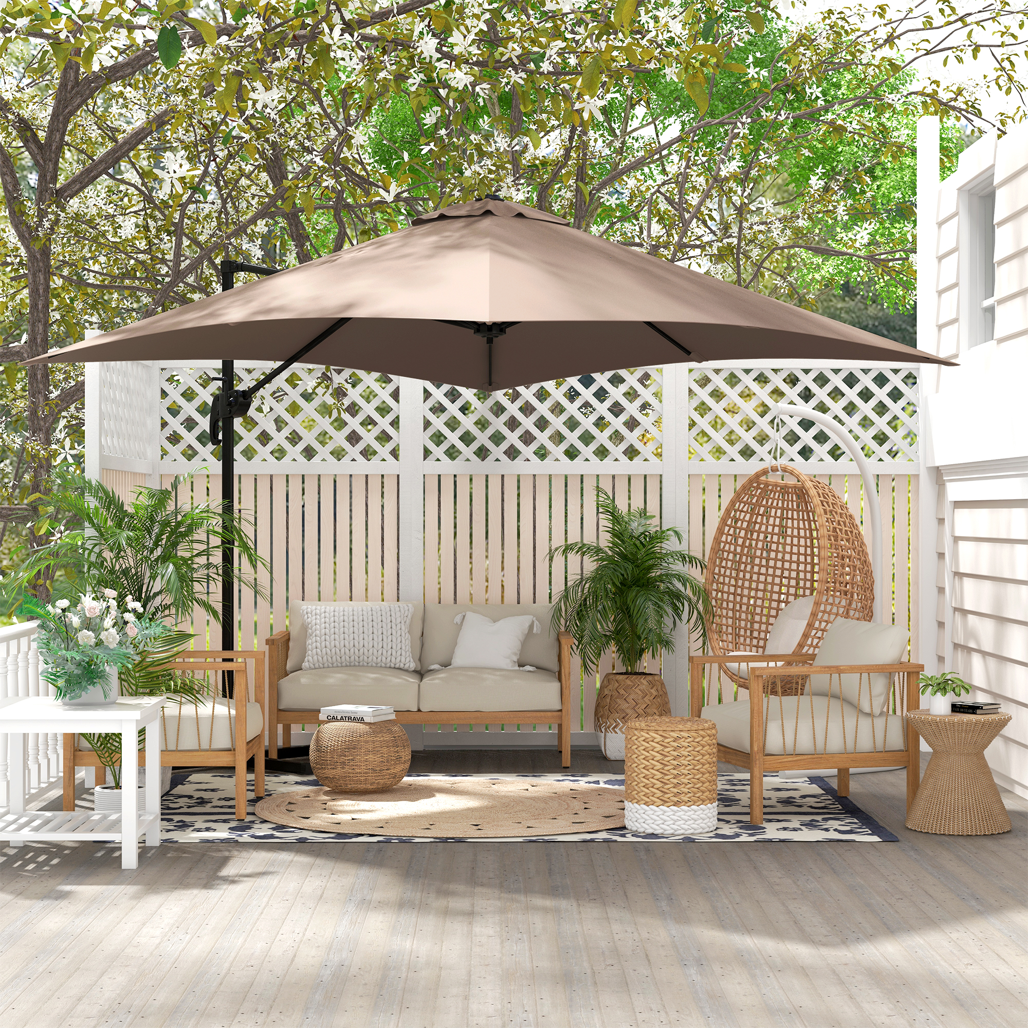 Un ombrellone marrone copre un accogliente set da patio su un ponte di legno, con vegetazione.