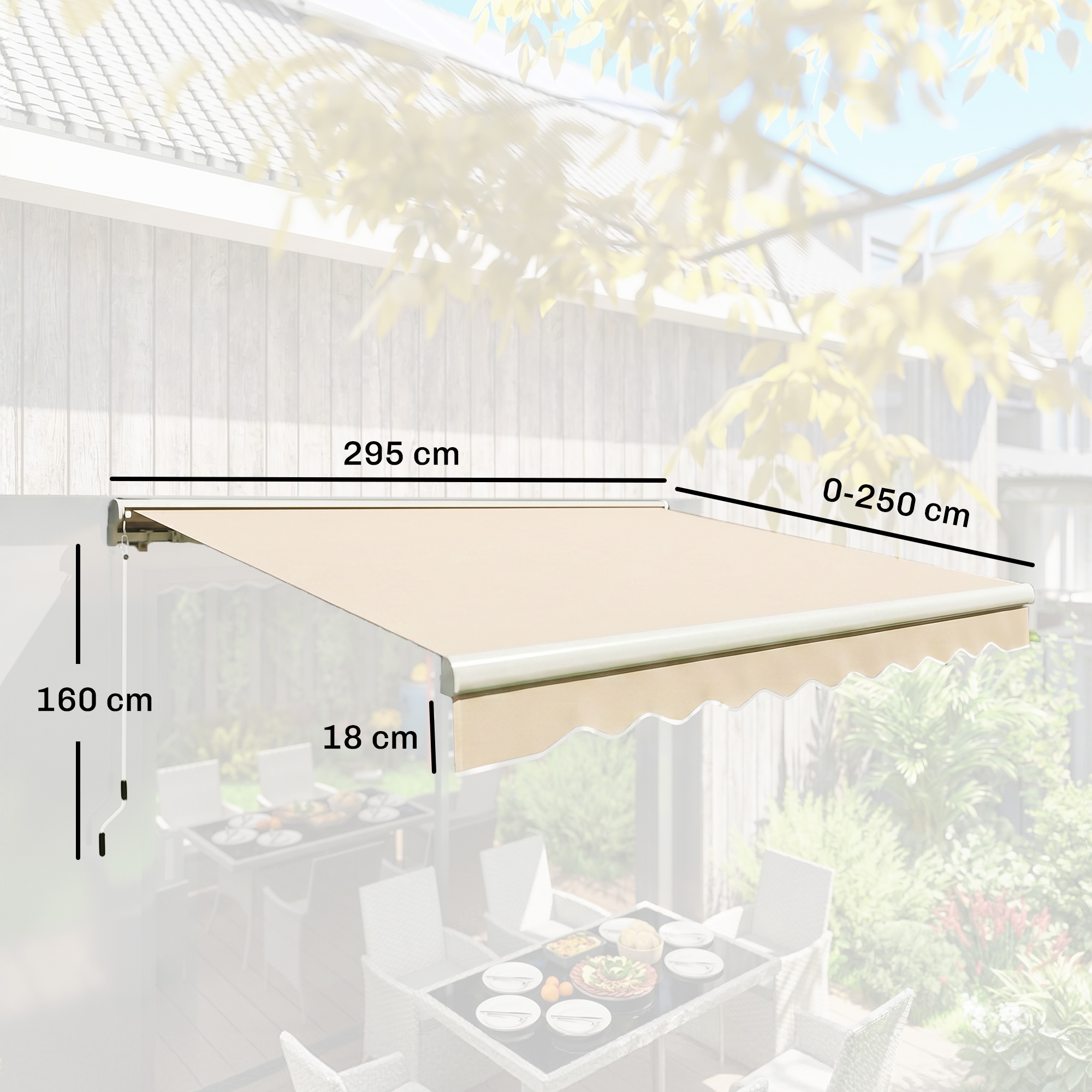 Tenda da sole beige montata su muro di casa, dimensioni 295x250 cm. Arredi da giardino sfondo.