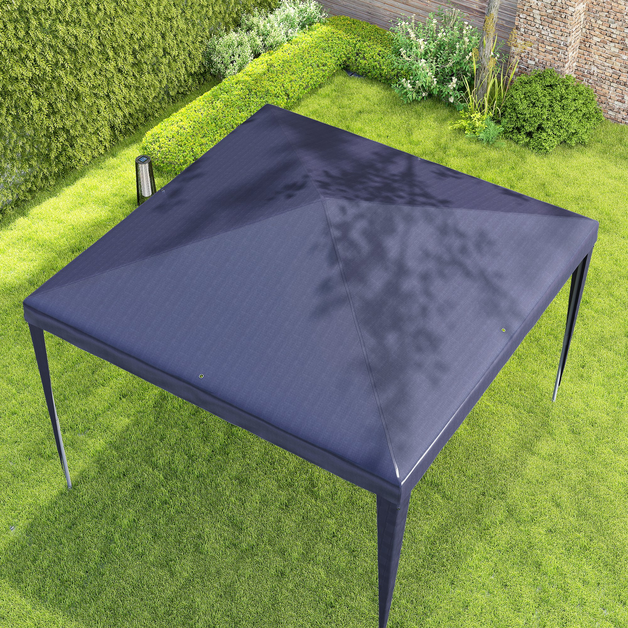 Un gazebo blu scuro su prato verde con cespugli e muro di pietra sullo sfondo.