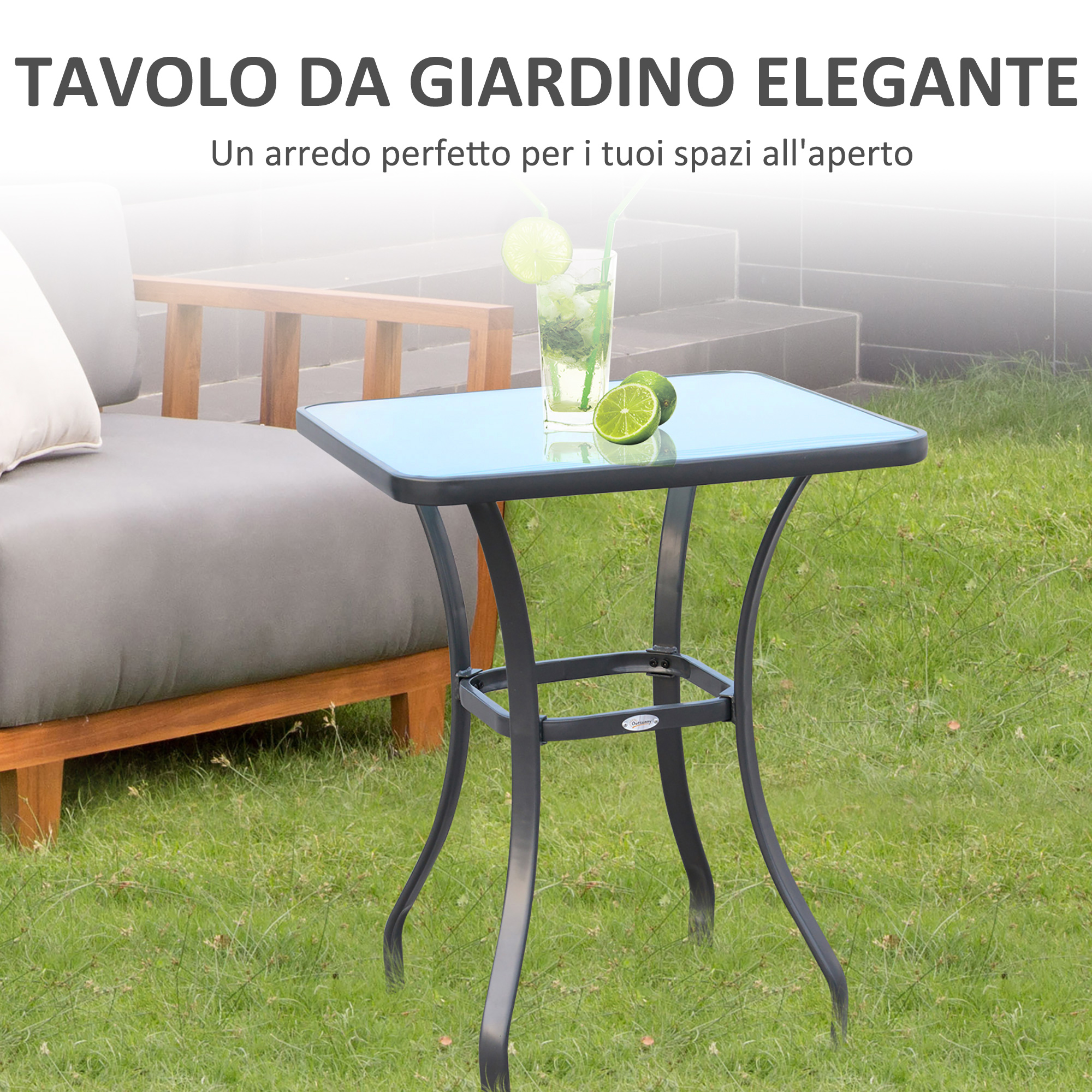 Un tavolino in vetro con struttura in metallo nero su erba verde.