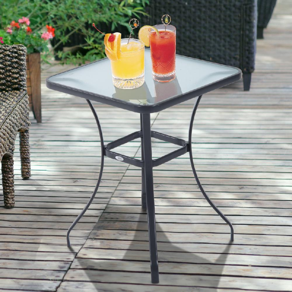 Tavolo con piano in vetro e due cocktail su un ponte di legno.