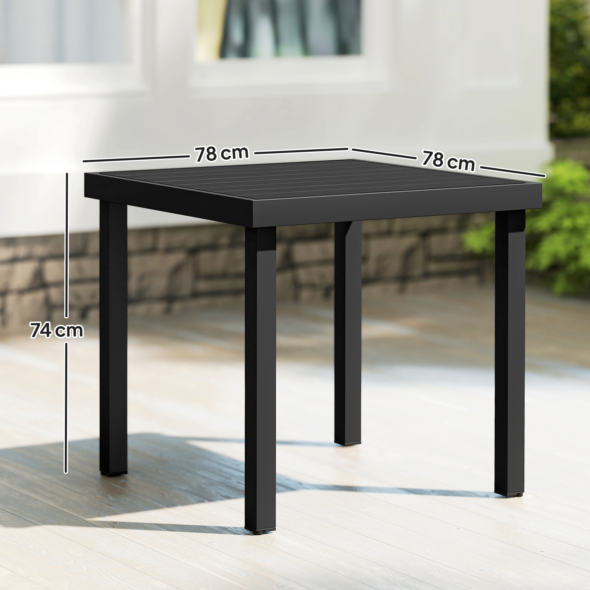 Un tavolo quadrato nero, 78x78x74 cm, si trova su un ponte di legno.