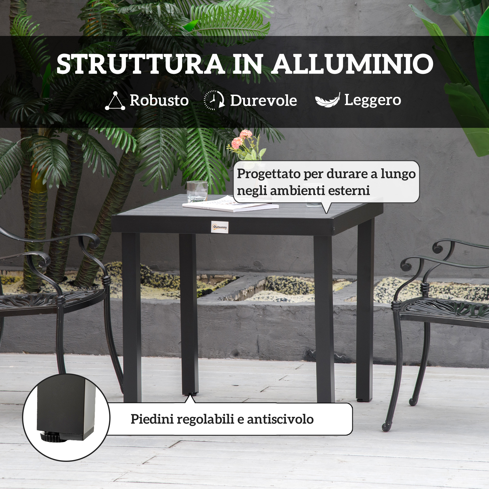 Un tavolo nero e due sedie all'aperto, con palme sullo sfondo.