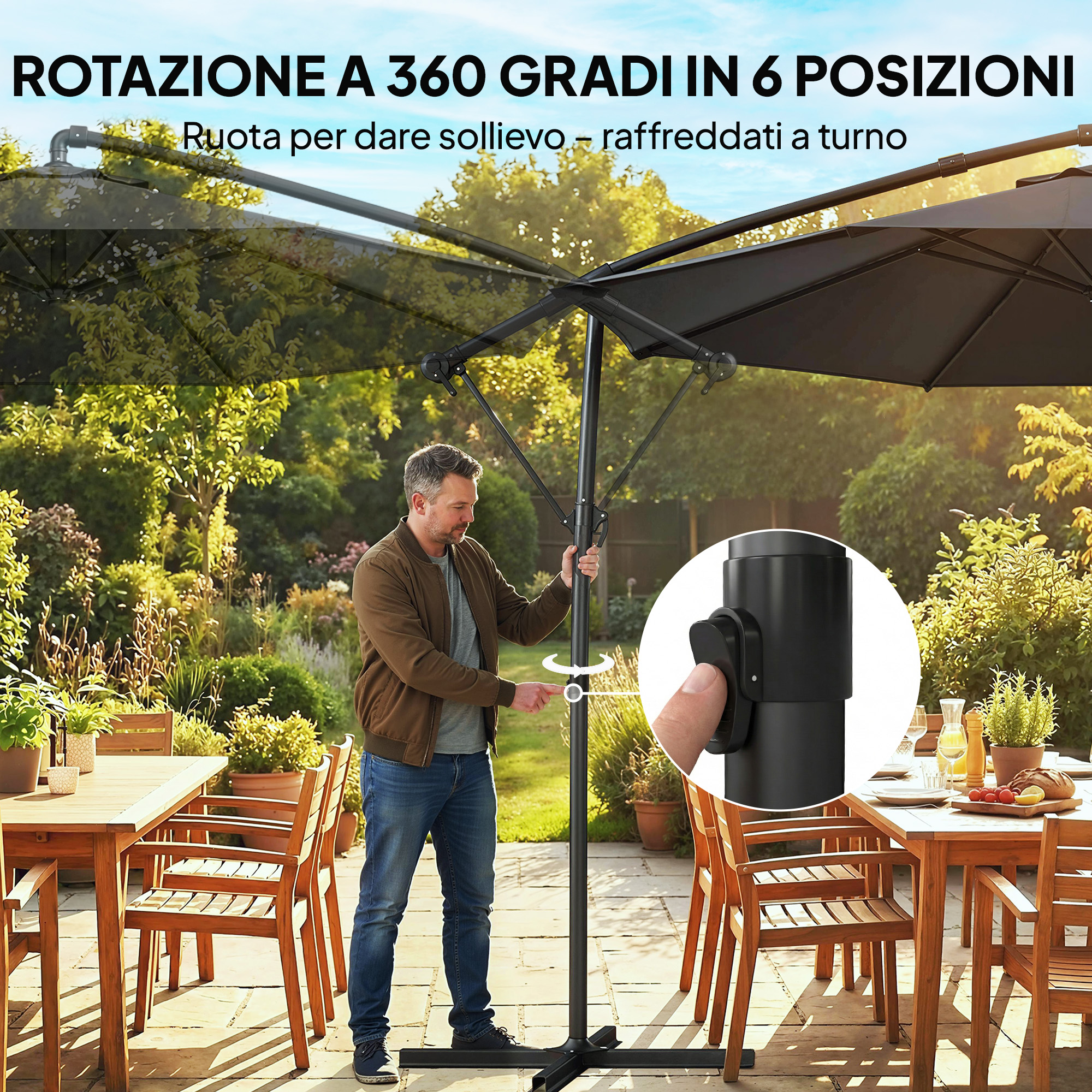 Uomo regola un ombrellone nero su un patio con tavoli e sedie in legno.