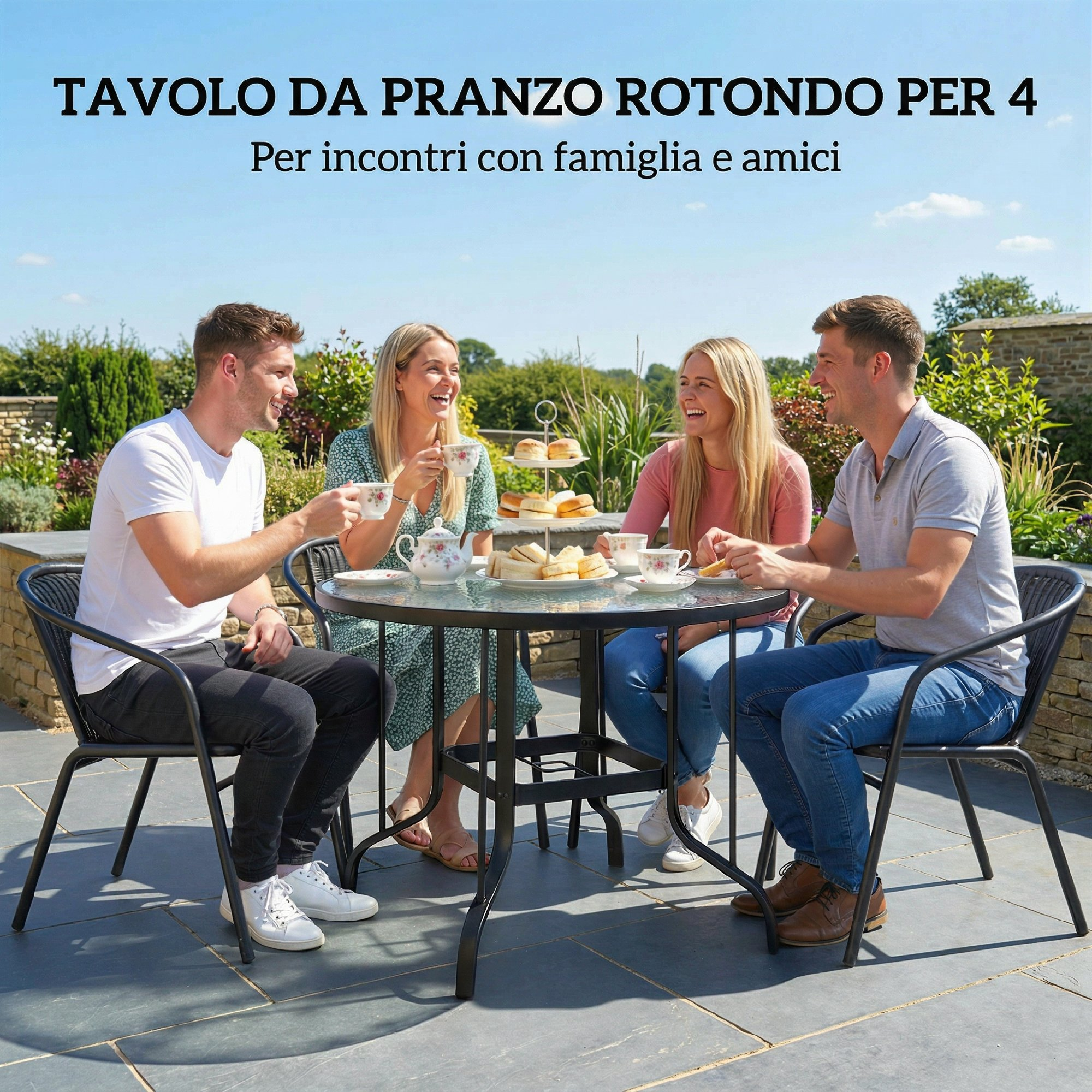 Quattro persone sedute a un tavolo rotondo all'aperto, bevendo tè.