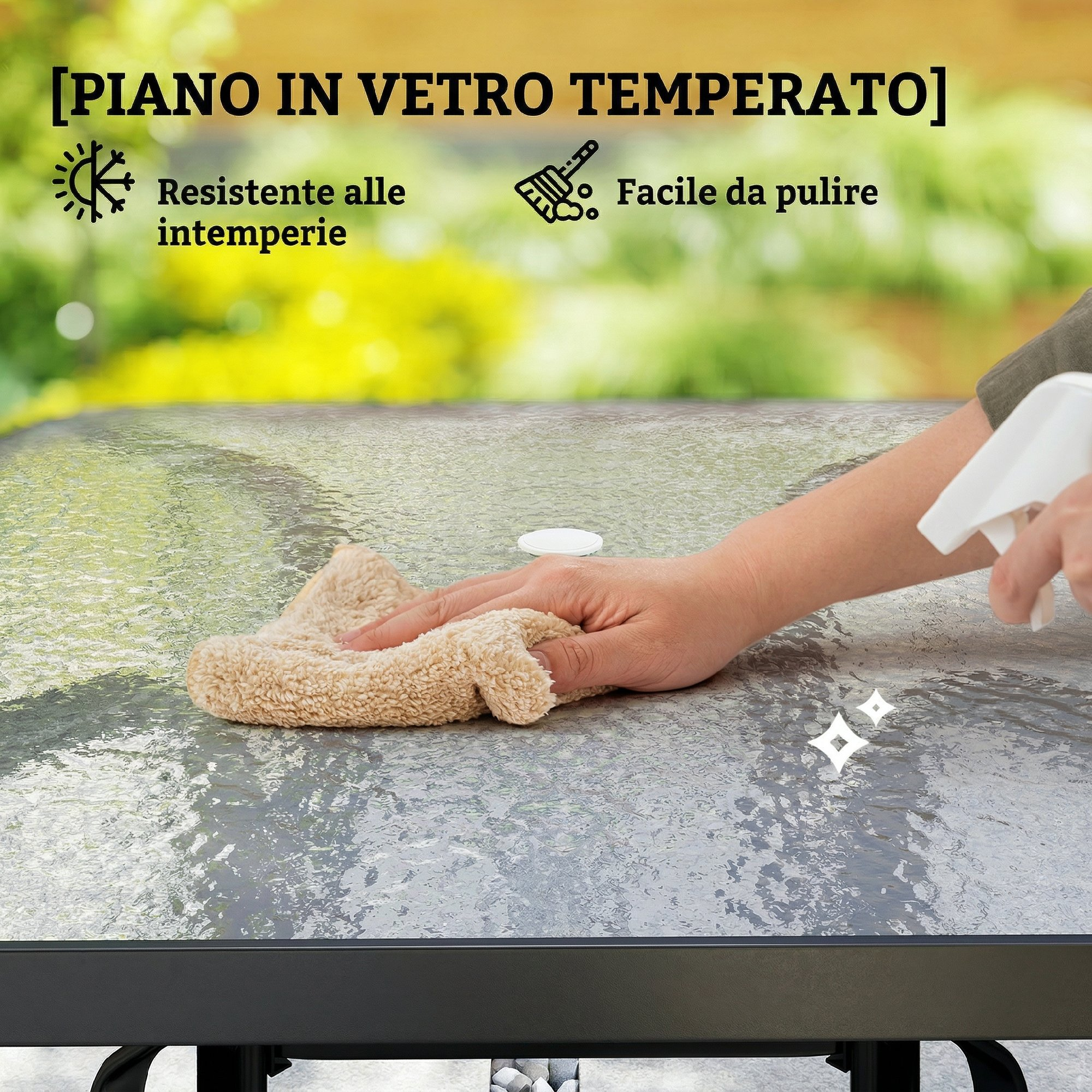Una mano pulisce una superficie di vetro con un panno e uno spruzzino.