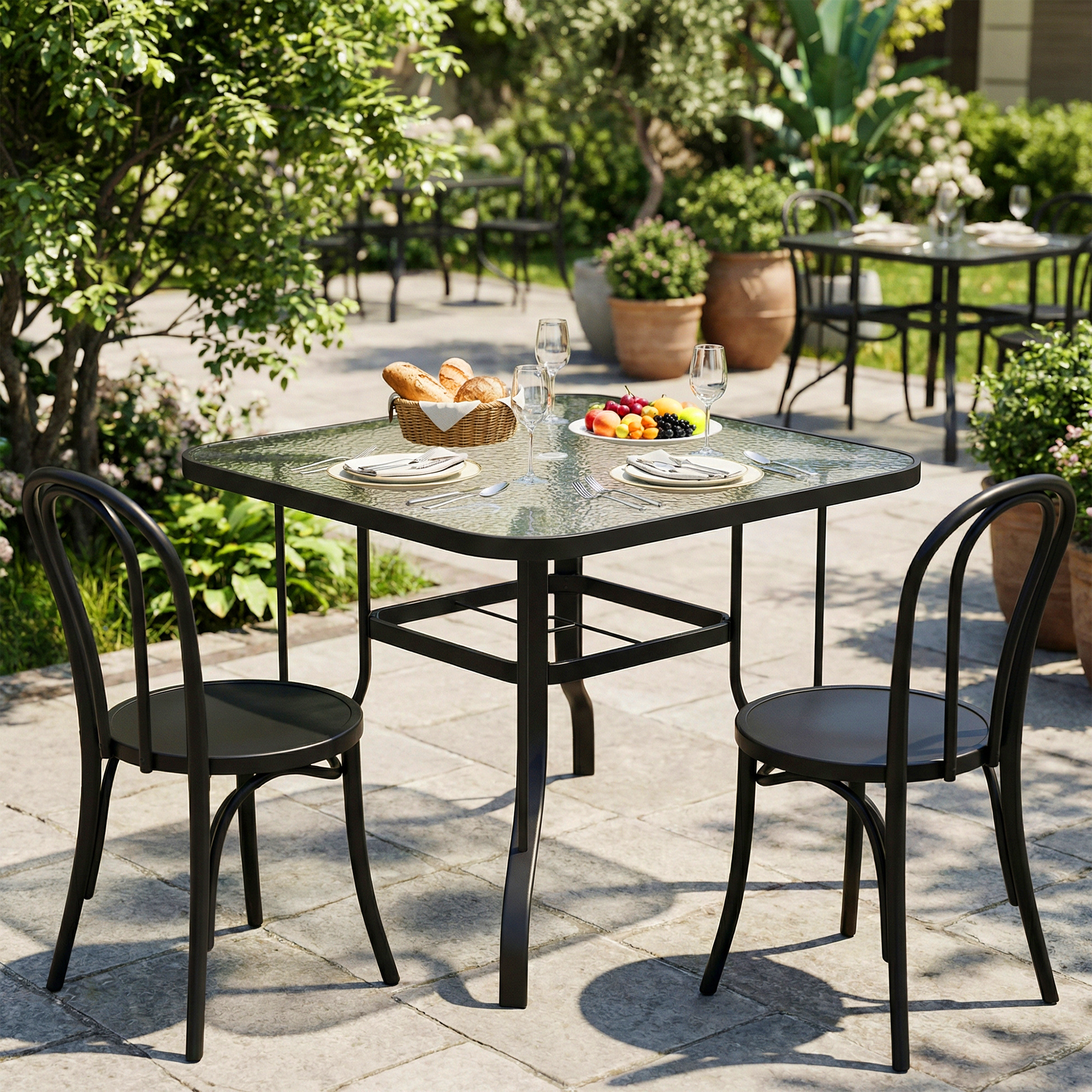 Tavolo da giardino con due sedie, apparecchiato con pane e frutta.