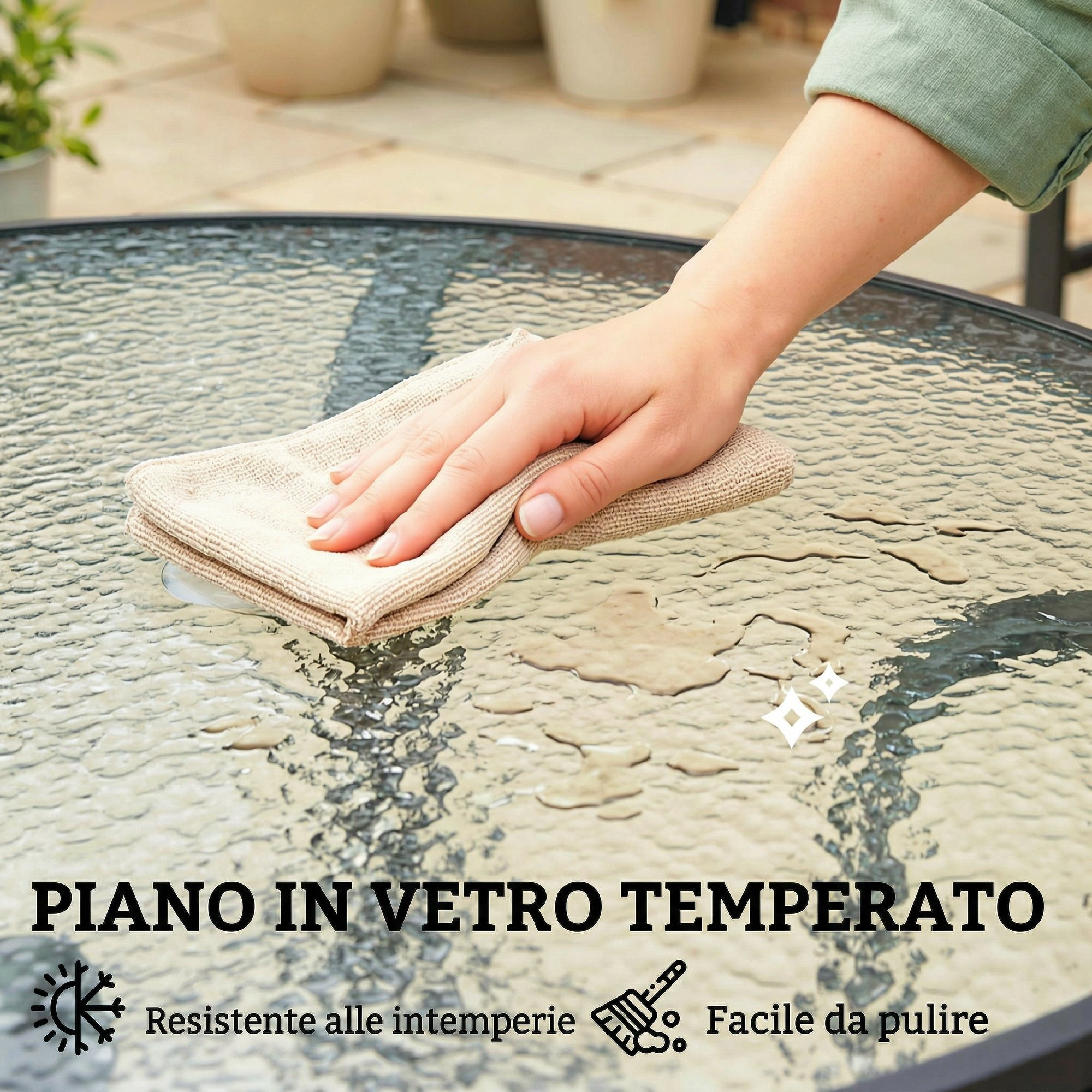 Una mano pulisce una superficie di vetro bagnata con un panno.