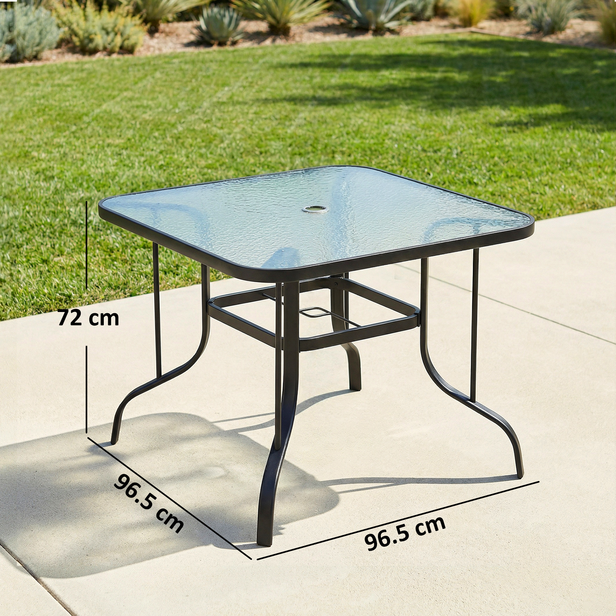 Tavolo quadrato con piano in vetro e telaio in metallo nero su patio in cemento.