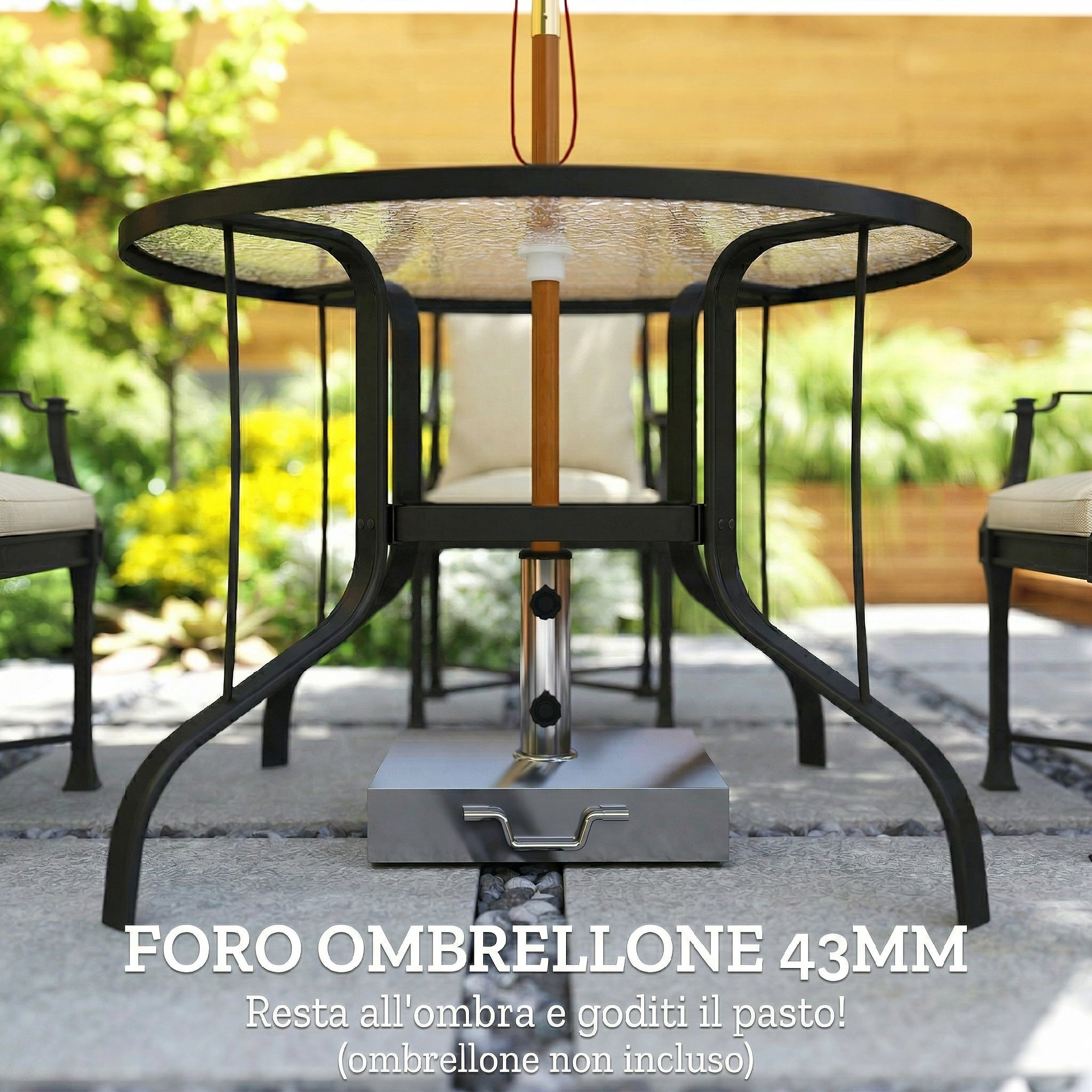 Tavolo in vetro con base per ombrellone esterno, sedute sullo sfondo.