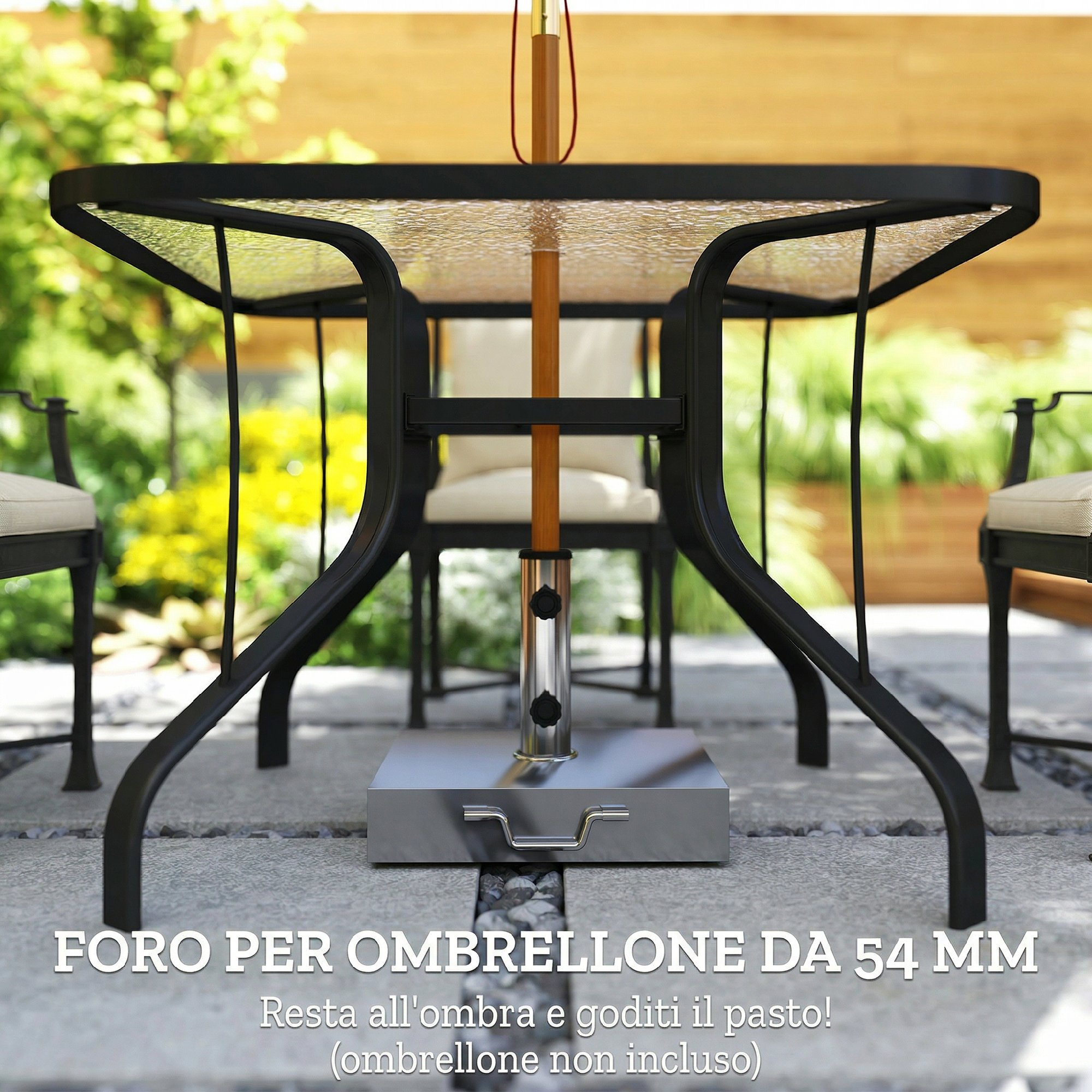 Tavolo nero in metallo con piano in vetro e base per ombrellone in giardino.
