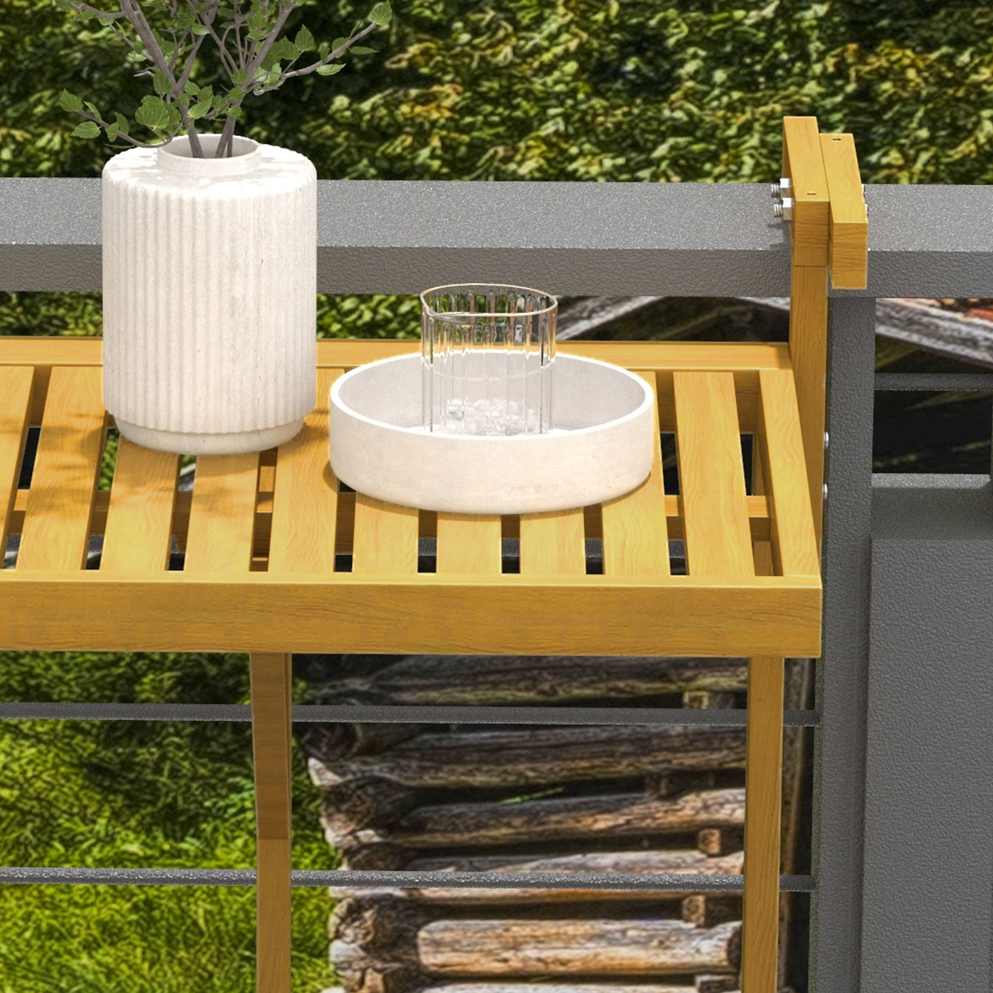 Un tavolo di legno con vaso, bicchiere e ghiaccio su un balcone con verde sullo sfondo.