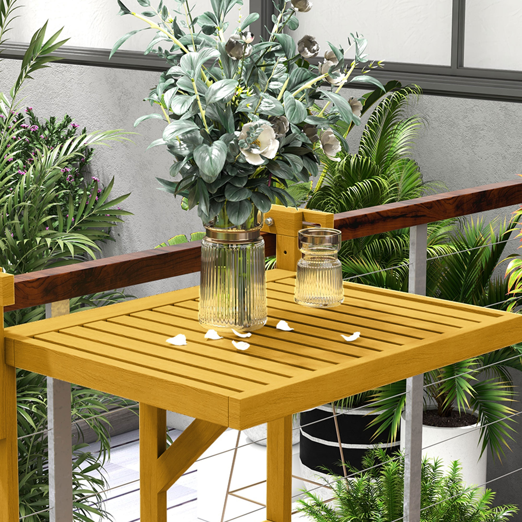 Tavolo giallo su balcone con piante, vasi di vetro e petali bianchi.
