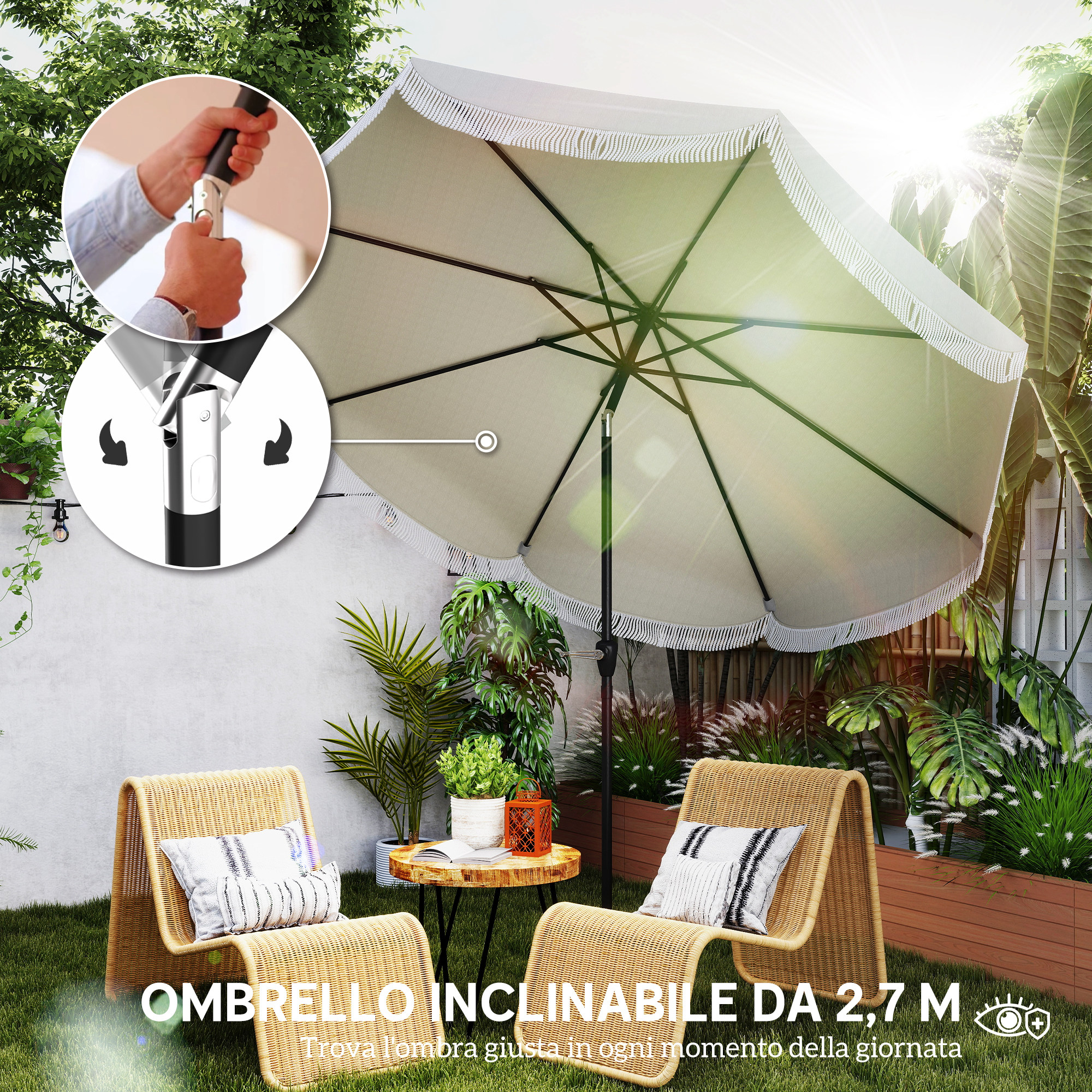 Arredo esterno con ombrellone beige, sedie in rattan e piante al sole.
